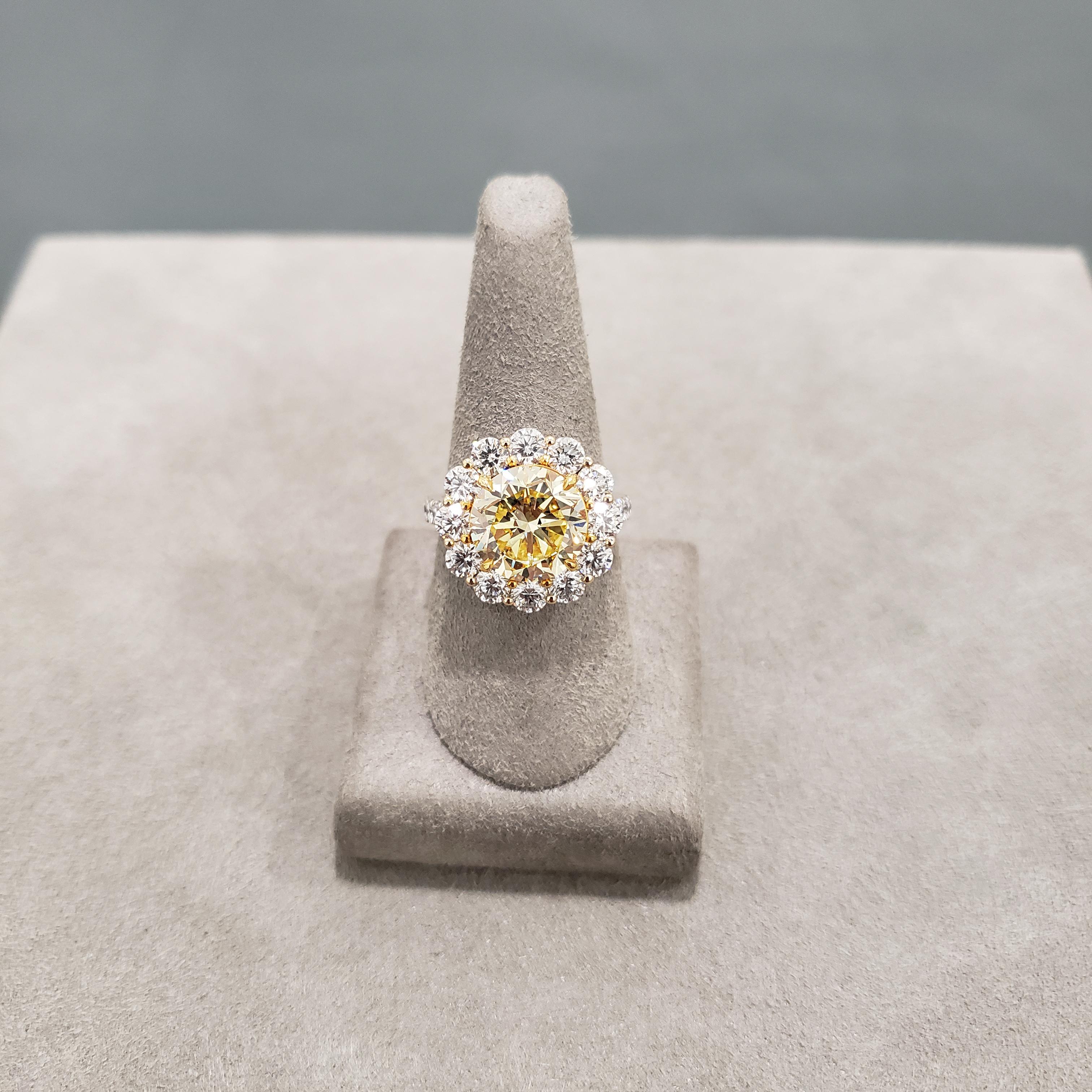 GIA Certified 4.47 Carats Round Brilliant Yellow Diamond Halo Engagement Ring In New Condition For Sale In New York, NY