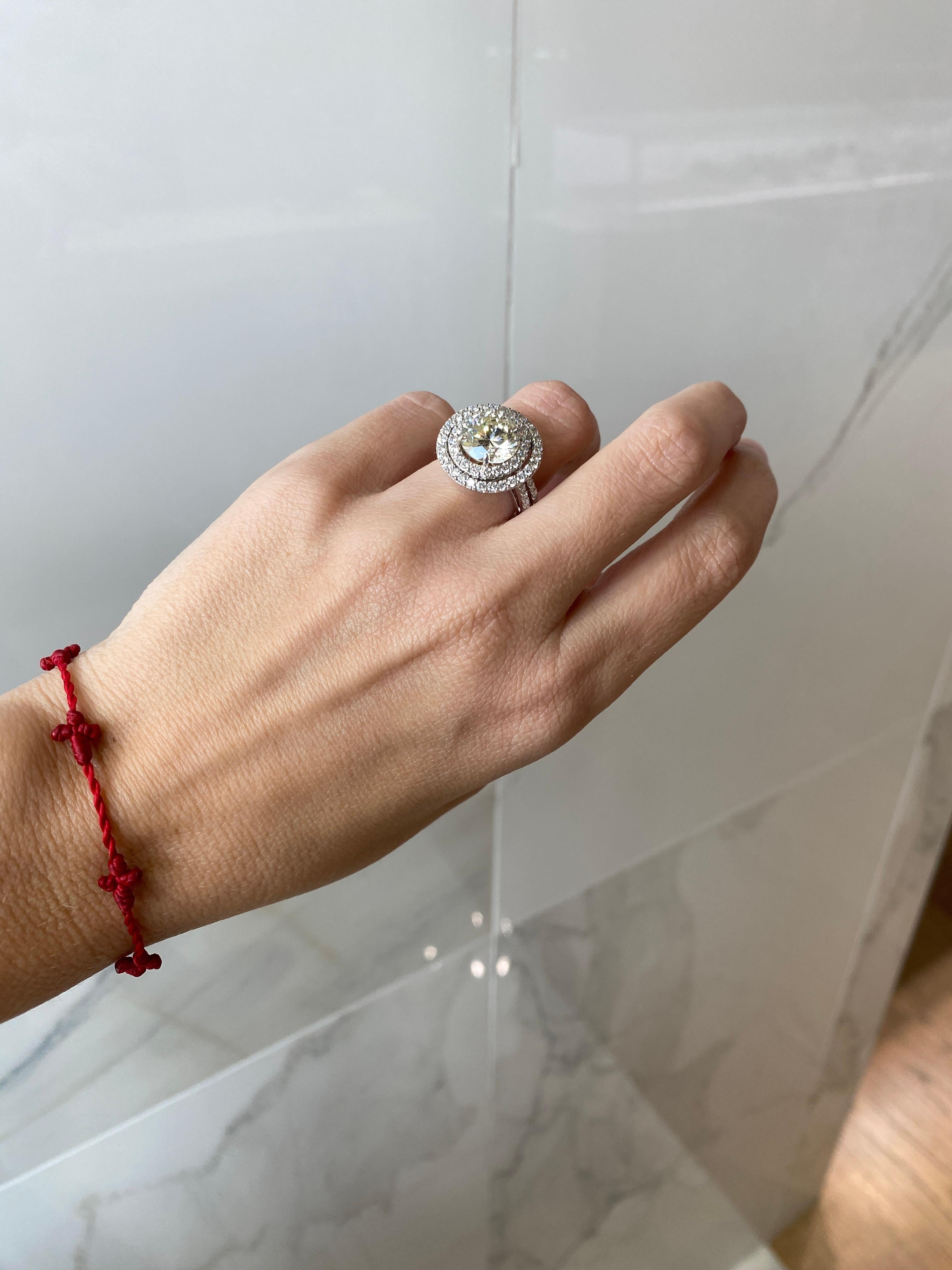 Bague de fiançailles avec double halo de diamants naturels ronds de 4,47 carats certifiés GIA en vente 5