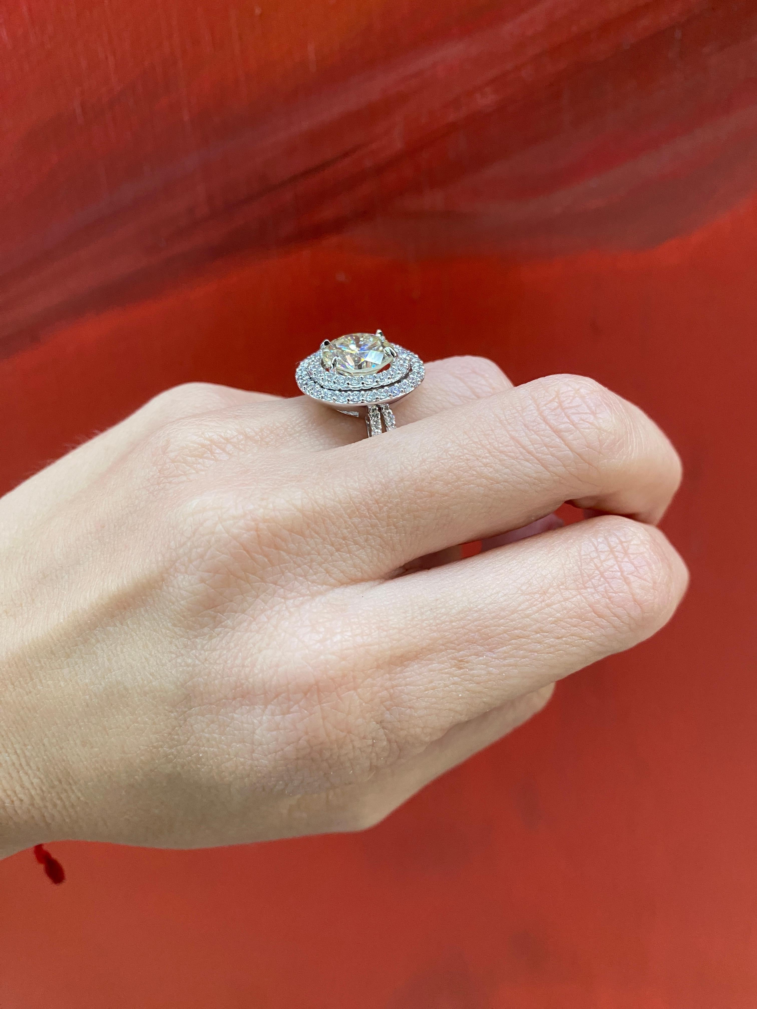 Bague de fiançailles avec double halo de diamants naturels ronds de 4,47 carats certifiés GIA en vente 6