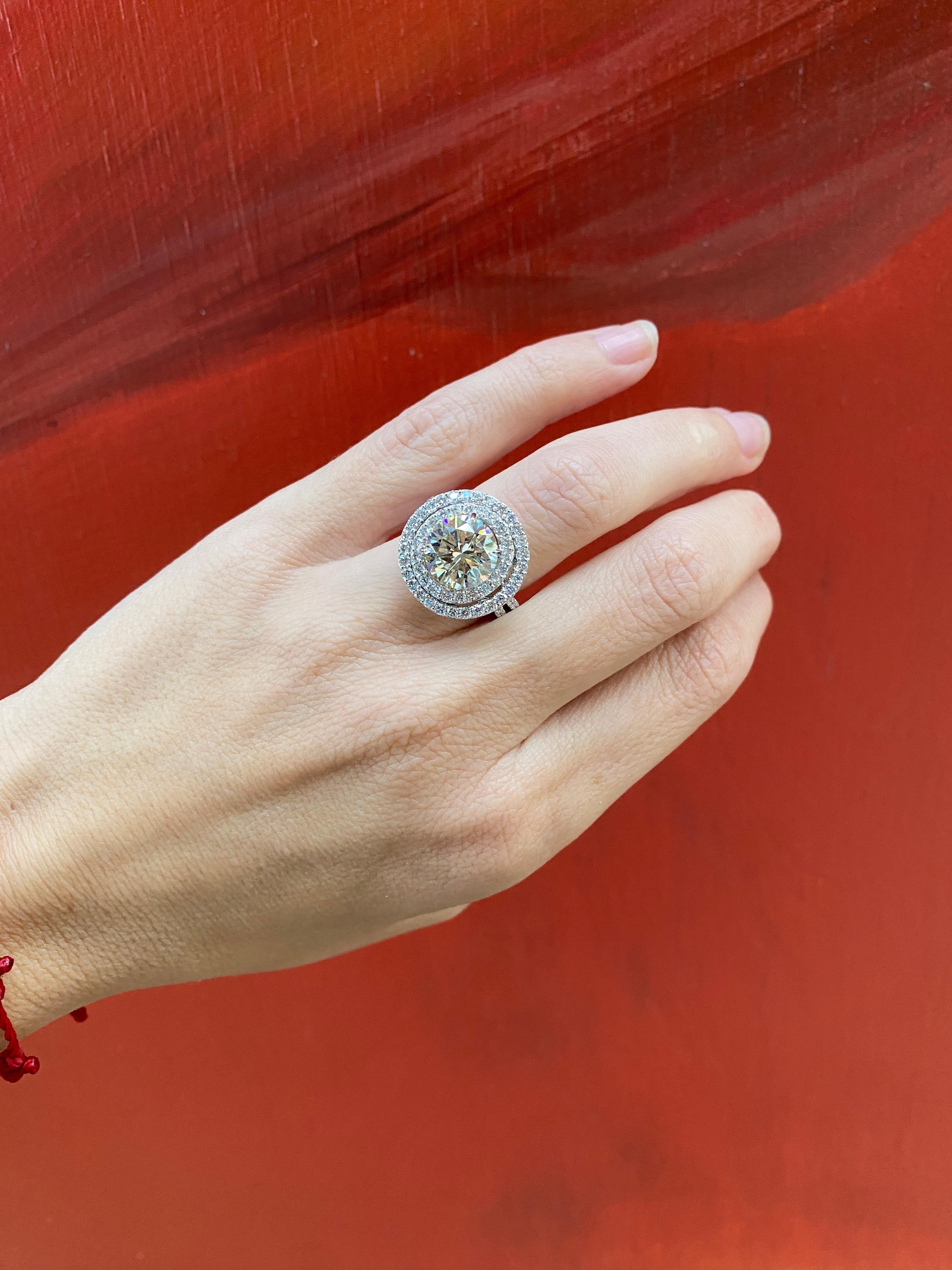 Bague de fiançailles avec double halo de diamants naturels ronds de 4,47 carats certifiés GIA en vente 7