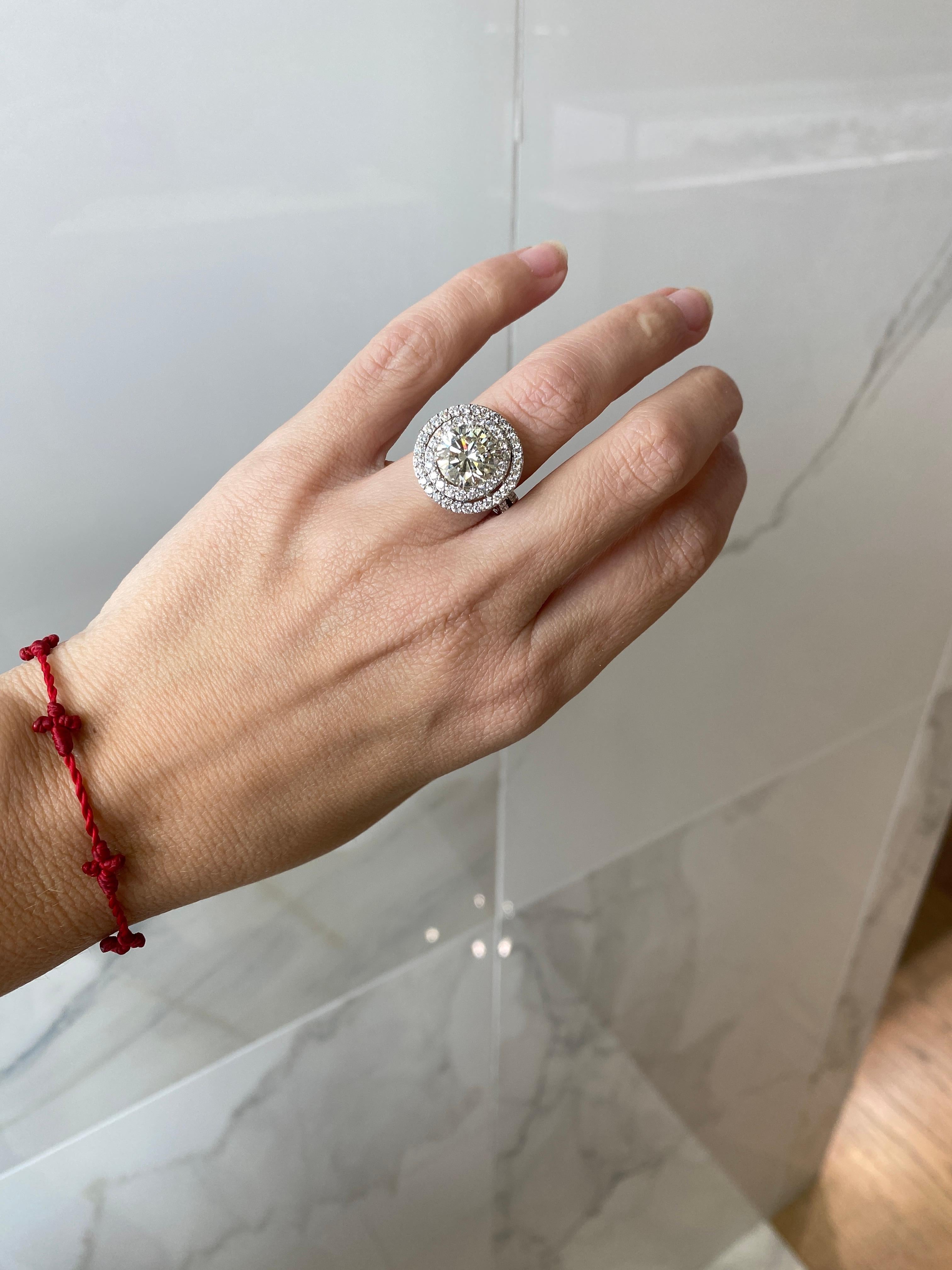 Bague de fiançailles avec double halo de diamants naturels ronds de 4,47 carats certifiés GIA en vente 8