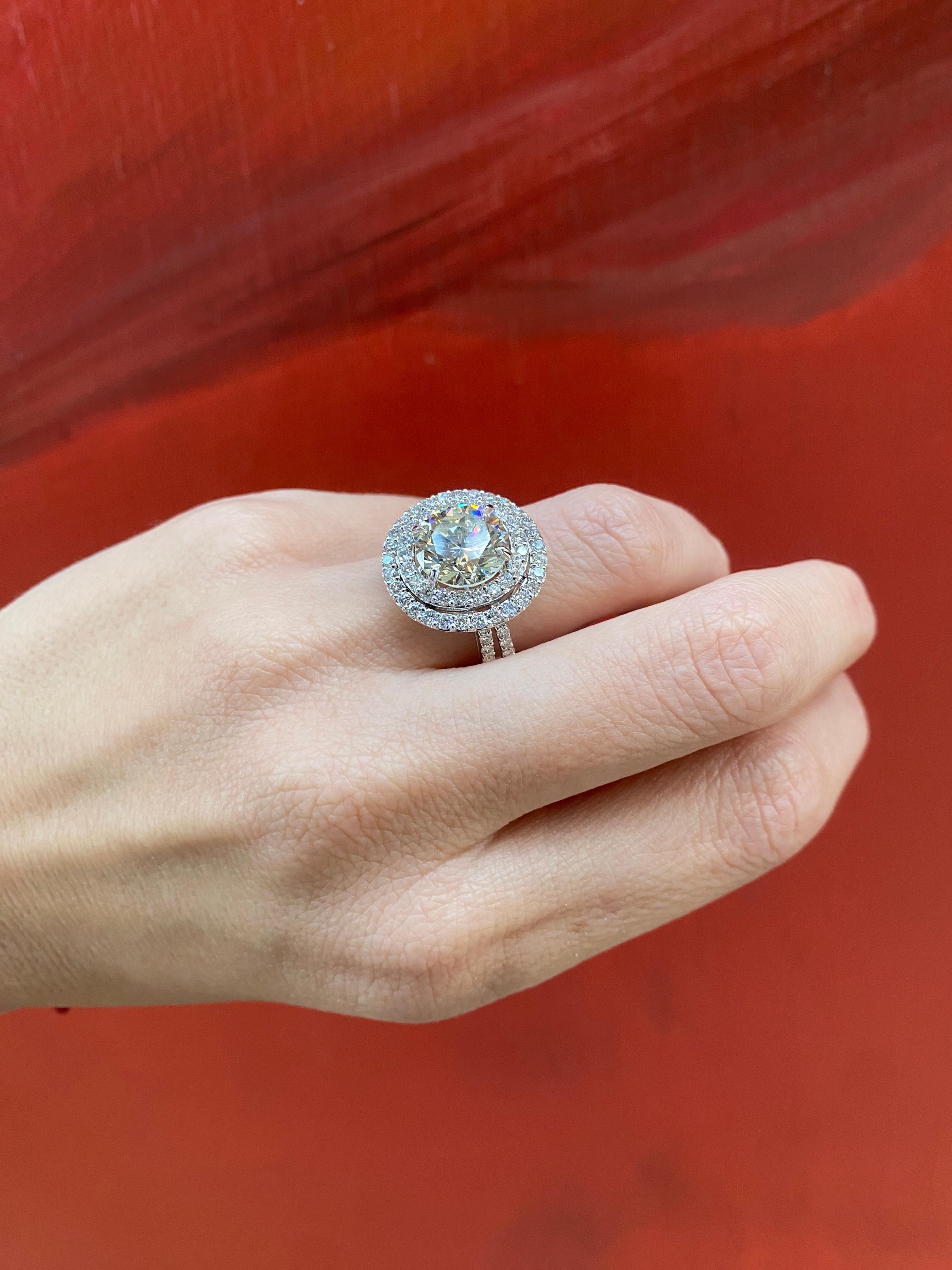 Bague de fiançailles avec double halo de diamants naturels ronds de 4,47 carats certifiés GIA en vente 9