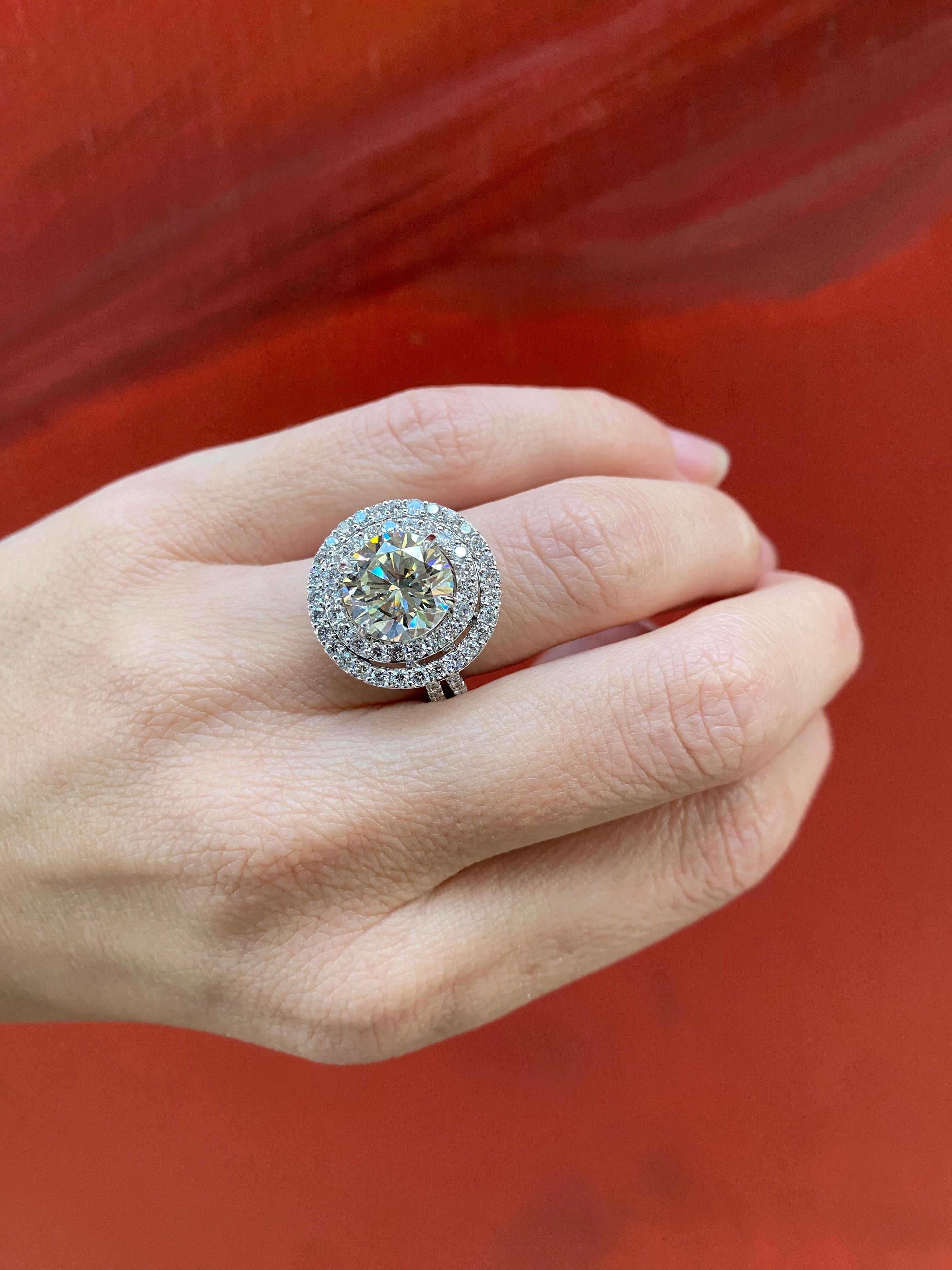 Bague de fiançailles avec double halo de diamants naturels ronds de 4,47 carats certifiés GIA en vente 10