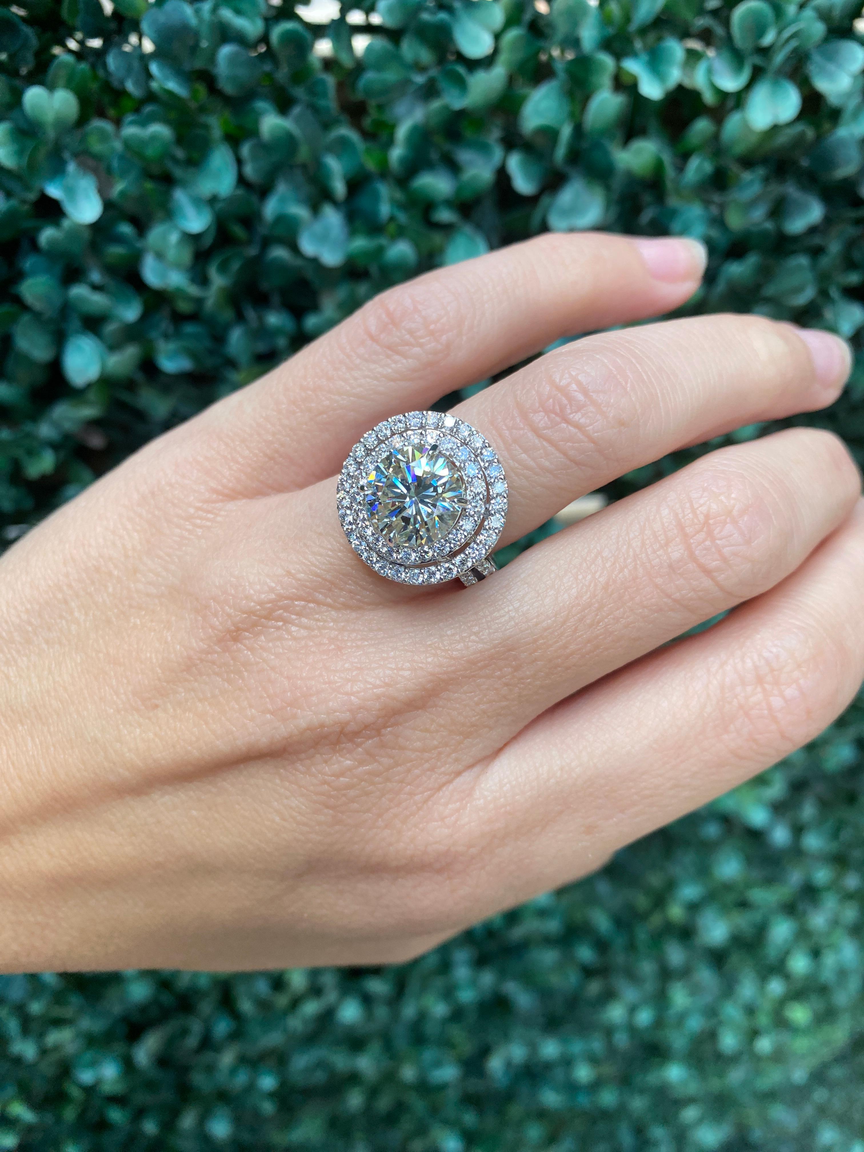 Bague de fiançailles avec double halo de diamants naturels ronds de 4,47 carats certifiés GIA en vente 11
