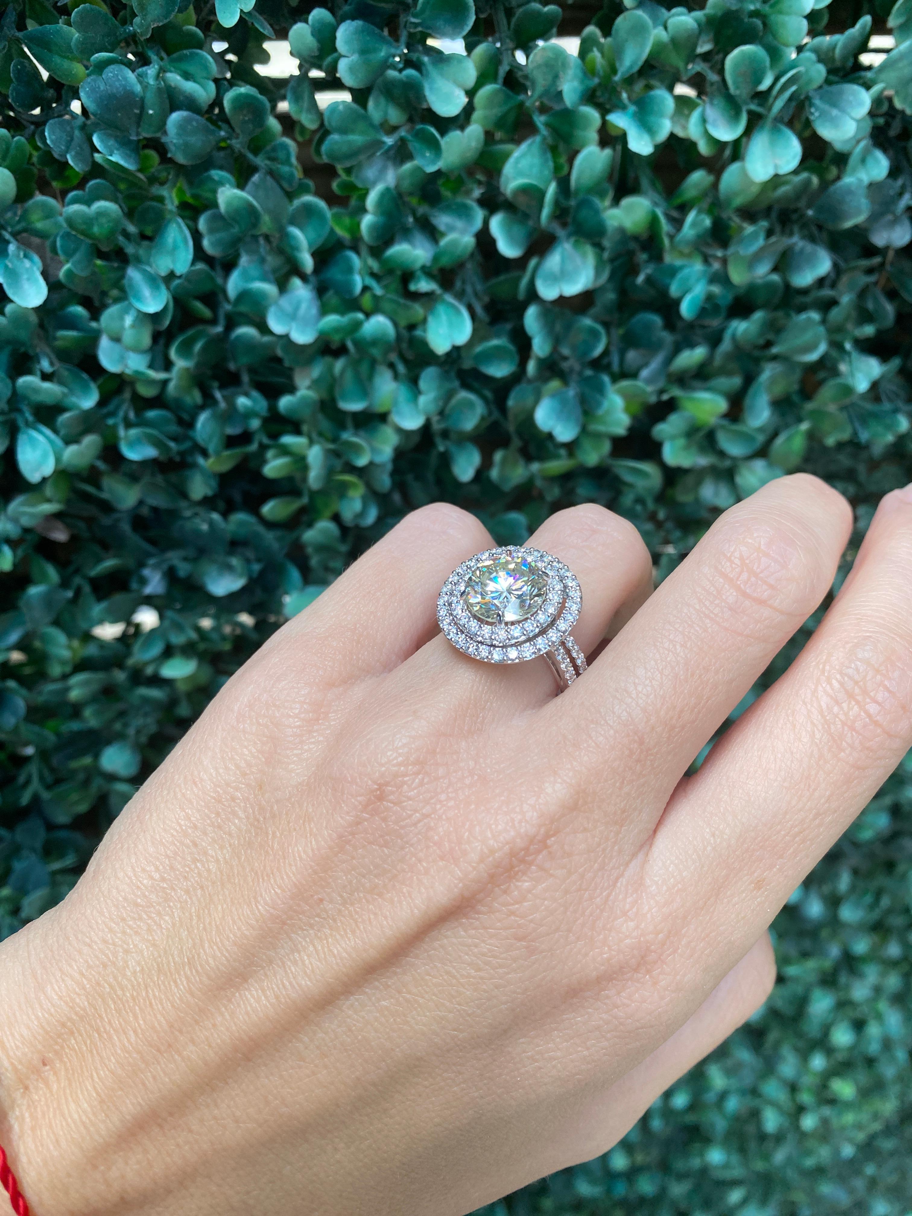 Bague de fiançailles avec double halo de diamants naturels ronds de 4,47 carats certifiés GIA en vente 12