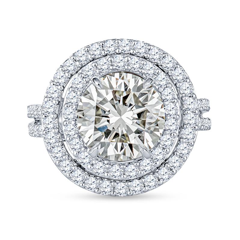 Cette magnifique bague de fiançailles est ornée d'un diamant naturel de taille ronde de 4,47ct de couleur O-P et de pureté VVS2, certifié par le GIA sous le numéro de rapport 5222190281. La pierre centrale est sertie dans une monture ronde à double