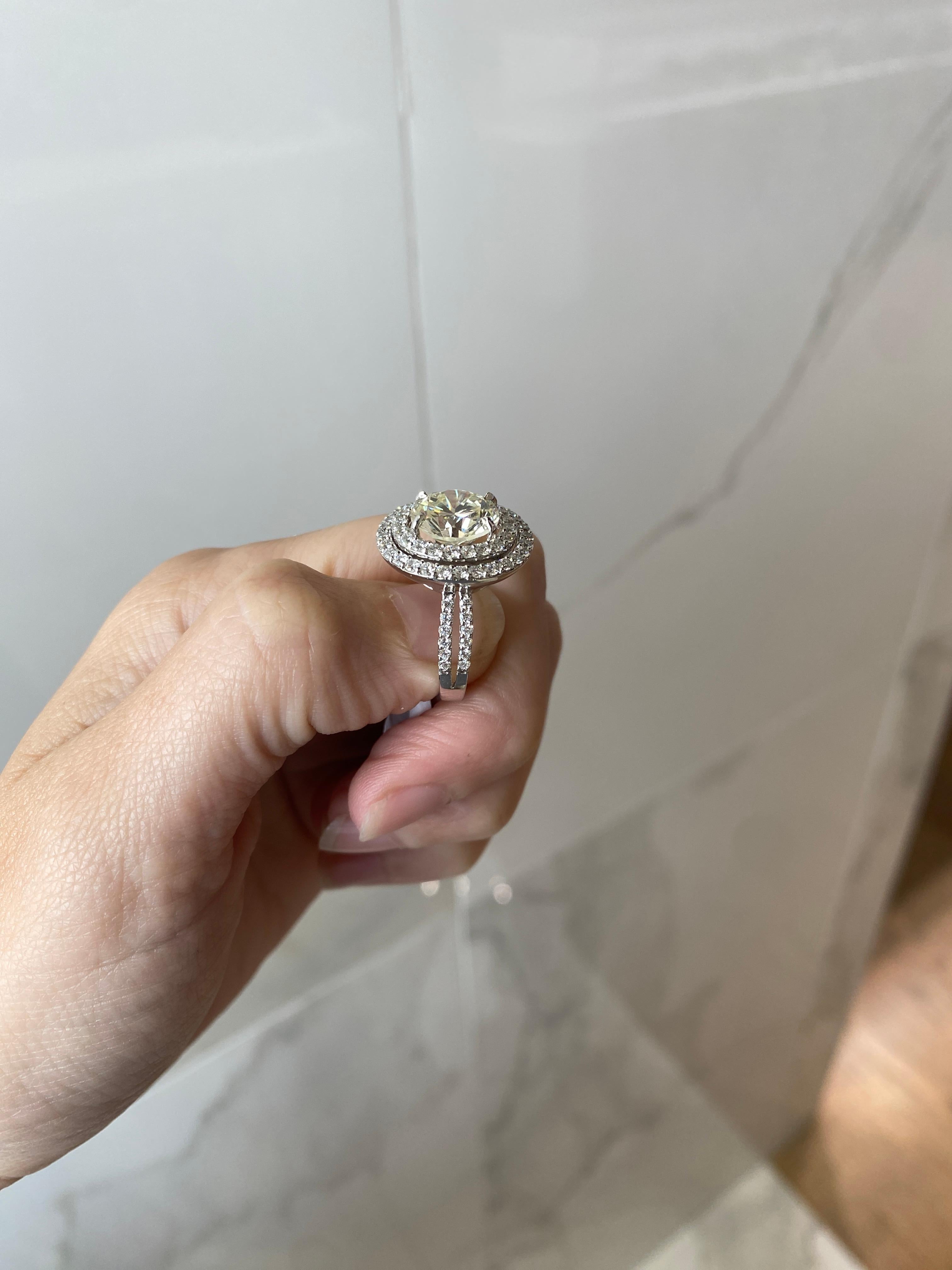 Bague de fiançailles avec double halo de diamants naturels ronds de 4,47 carats certifiés GIA Unisexe en vente