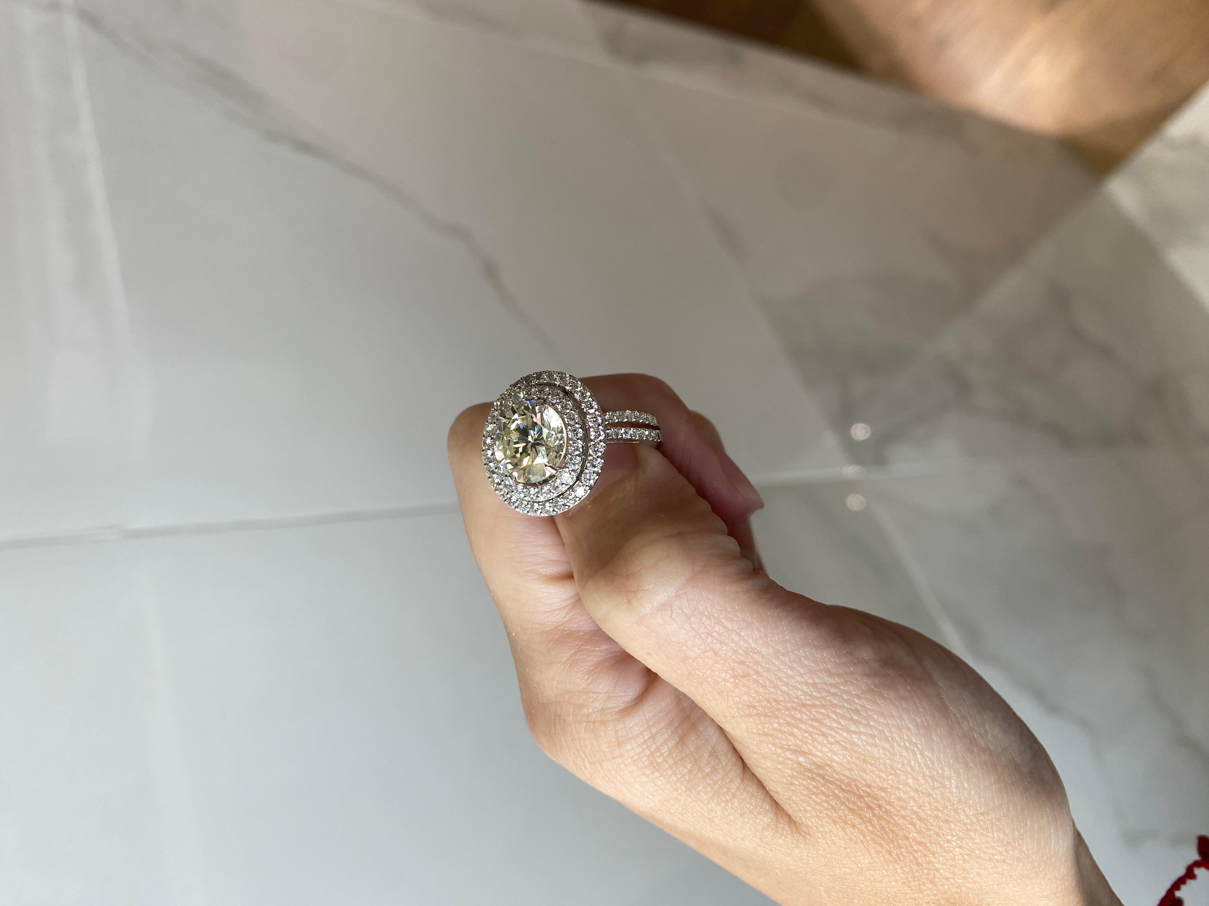 Bague de fiançailles avec double halo de diamants naturels ronds de 4,47 carats certifiés GIA en vente 1