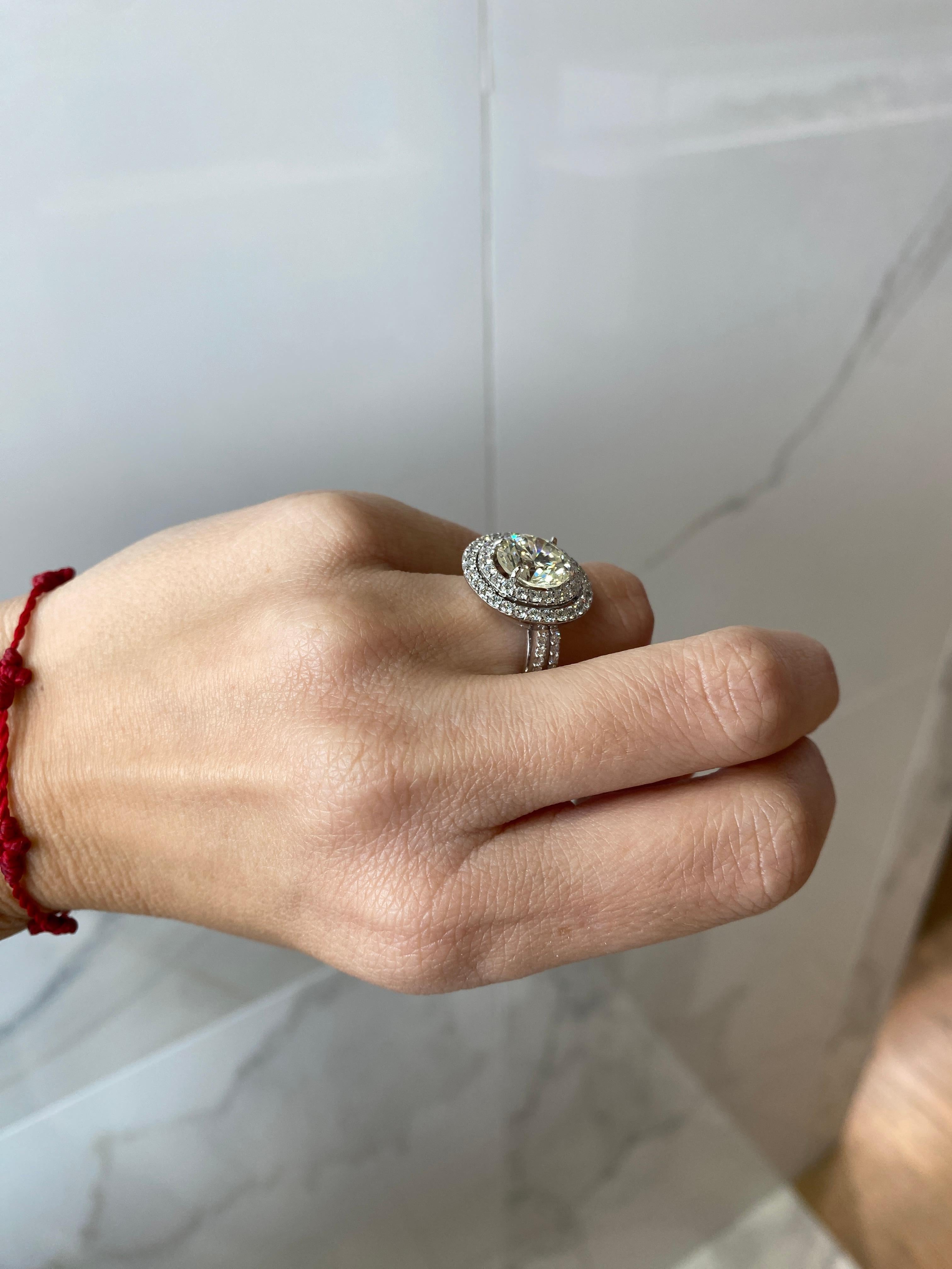 Bague de fiançailles avec double halo de diamants naturels ronds de 4,47 carats certifiés GIA en vente 2