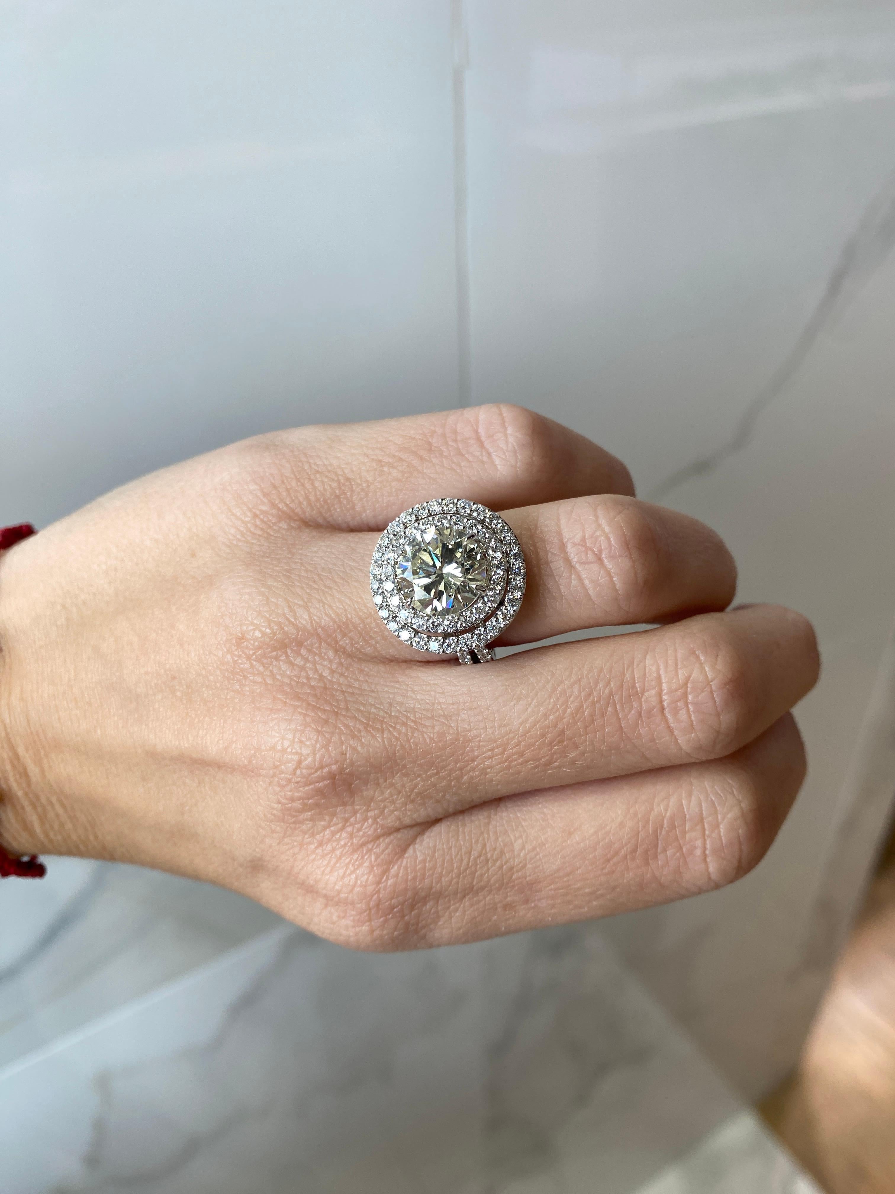 Bague de fiançailles avec double halo de diamants naturels ronds de 4,47 carats certifiés GIA en vente 3
