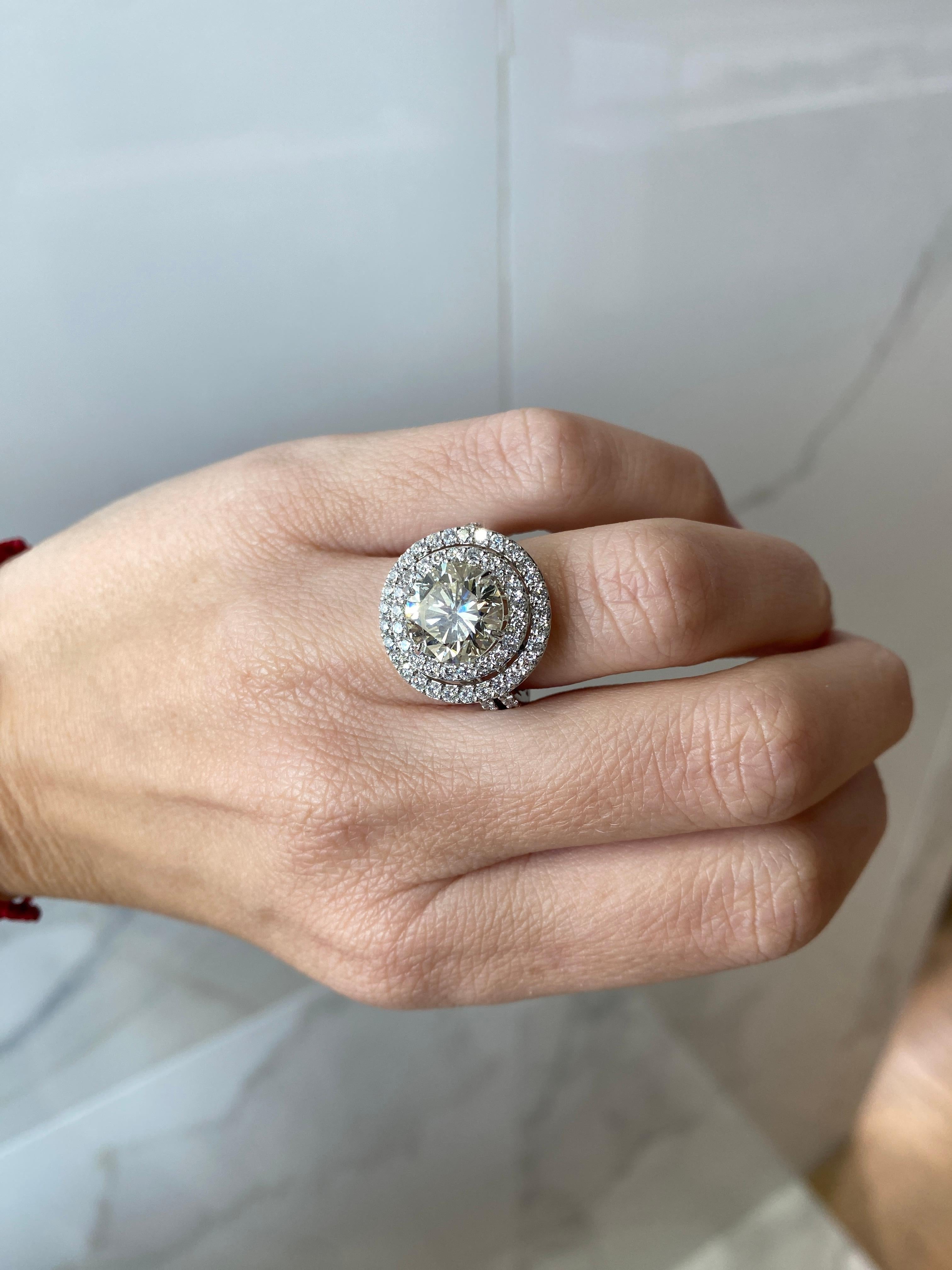 Bague de fiançailles avec double halo de diamants naturels ronds de 4,47 carats certifiés GIA en vente 4