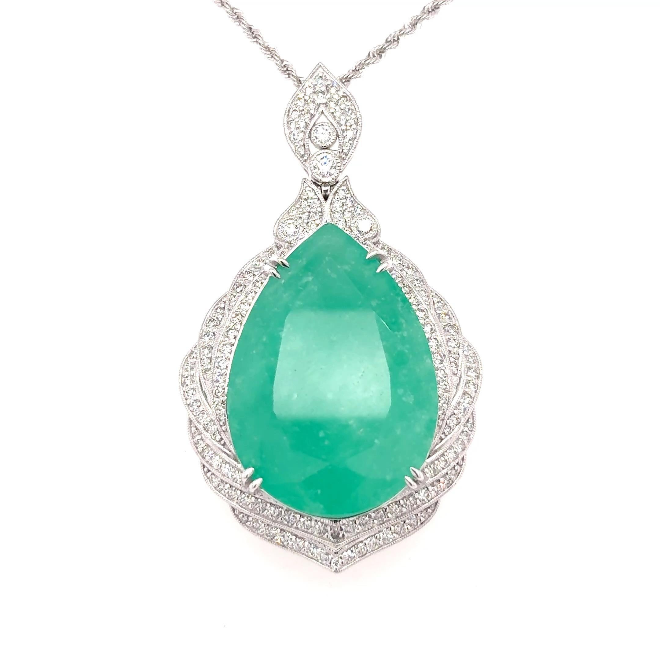 Der GIA-zertifizierte kolumbianische Smaragd im Birnenschliff mit 44,78 Karat steht im Mittelpunkt dieser exquisiten Kreation, die von 1,59 Karat funkelnden weißen Diamanten umgeben ist. Der sattgrüne Edelstein wird von einem sorgfältig gearbeiteten