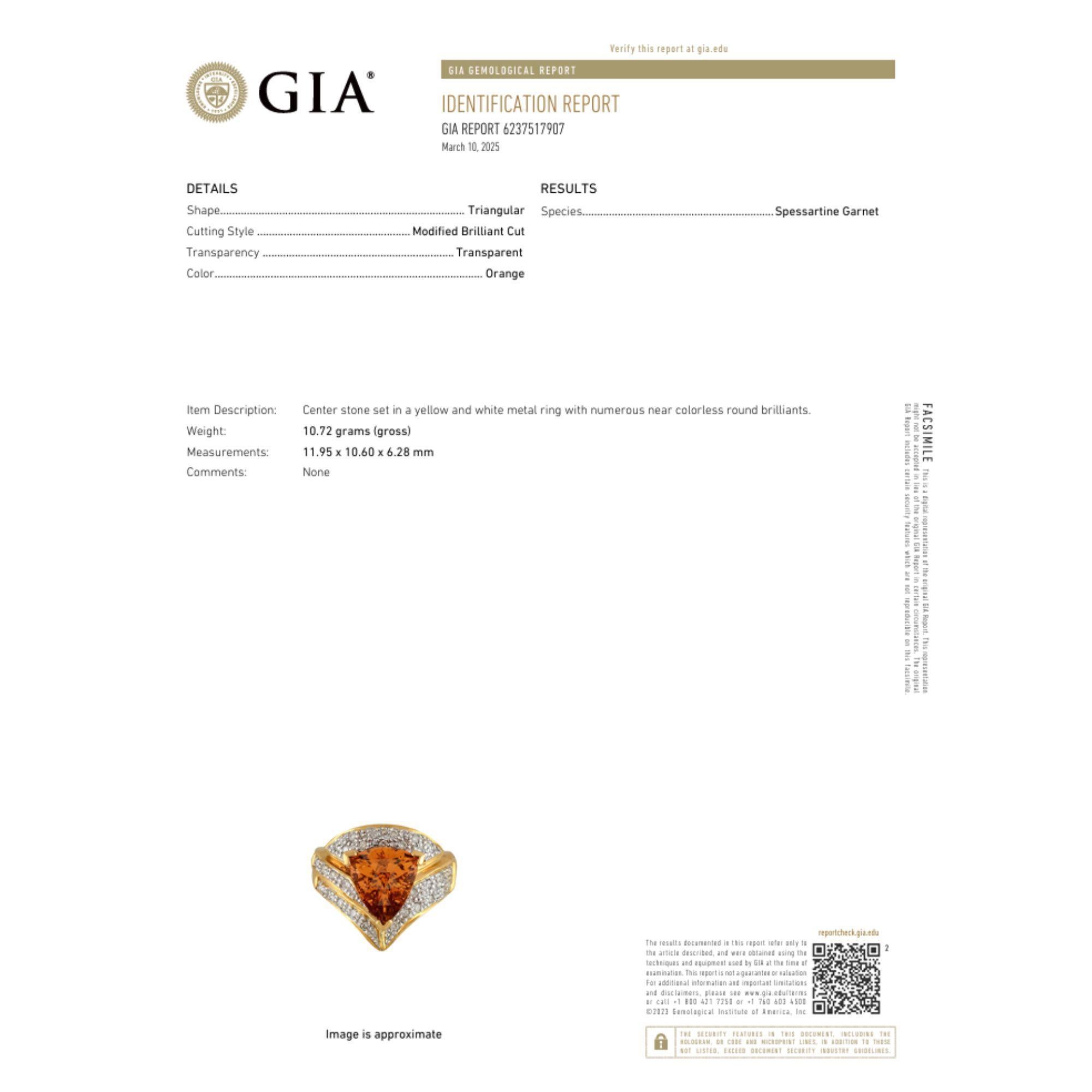 Dieser Ring aus 18 Karat Gelbgold präsentiert einen atemberaubenden orangefarbenen Spessartin-Granat im Trillant-Schliff von 4,50 Karat, der von etwa 1 Karat Diamanten in einer glanzvollen V-förmigen Fassung begleitet wird. Der leuchtend