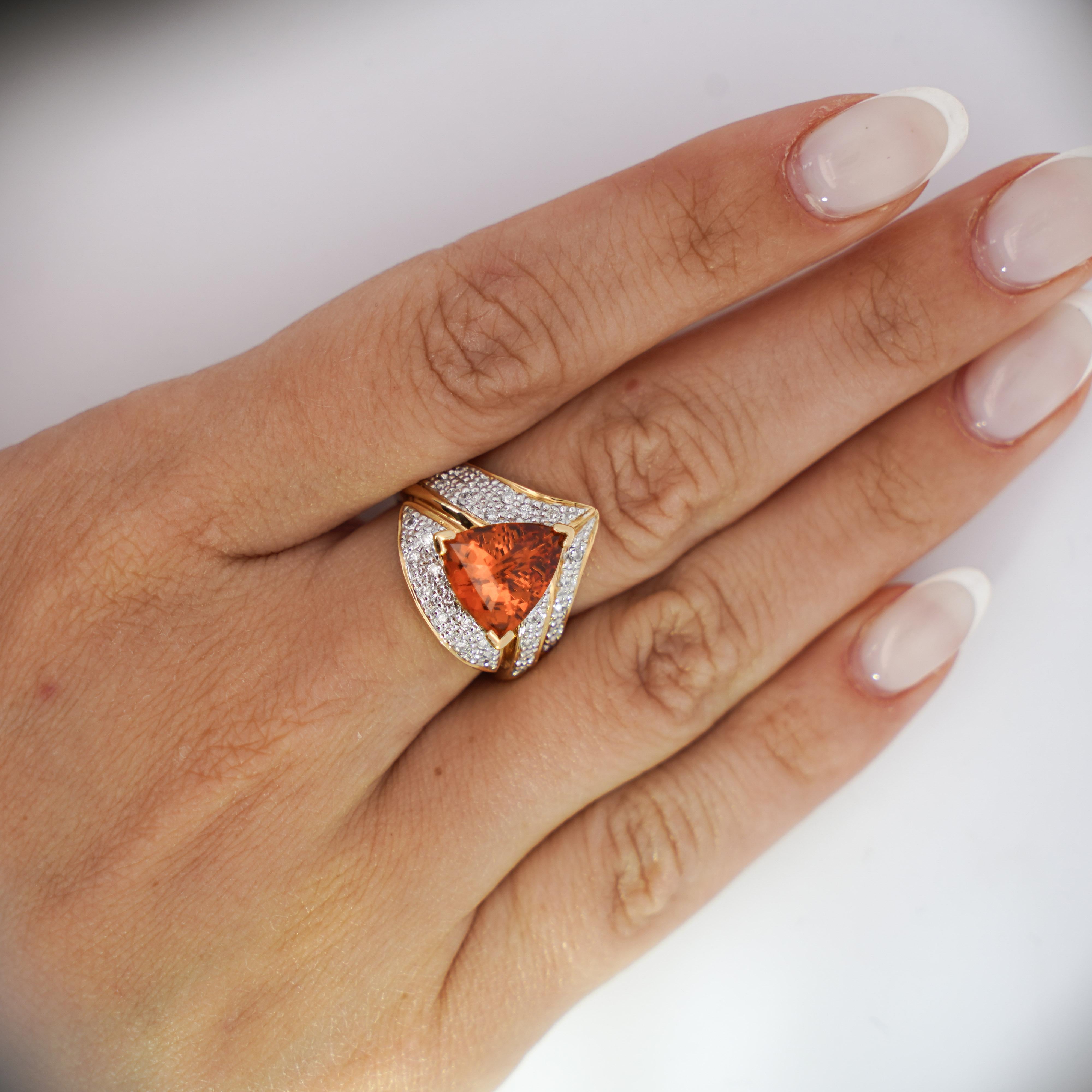 GIA-zertifizierter 4,5 Karat orangefarbener Spessartin-Granat-Ring mit Trilliant-Schliff 18K Goldring im Zustand „Neu“ im Angebot in Miami, FL