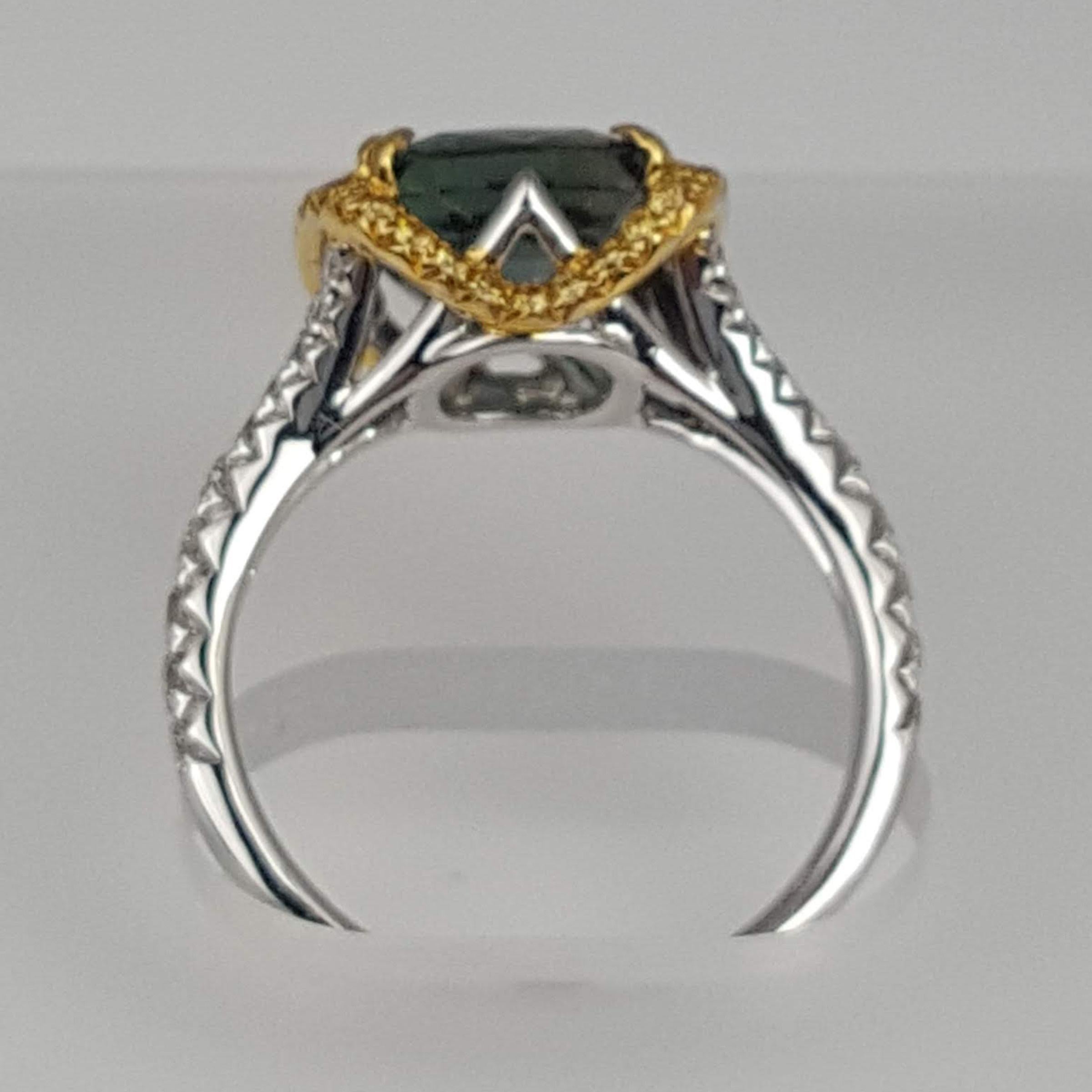GIA zertifiziert 4,50 Karat Kissenschliff Waldgrün Saphir Ring in 18W/Y ref1216 im Zustand „Neu“ im Angebot in New York, NY