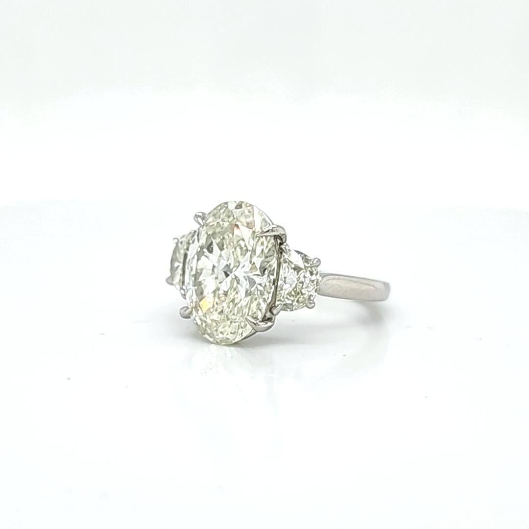 Louis Newman & Co. GIA-zertifizierter dreisteiniger Ring mit 4,50 Karat ovalem Diamanten (Ovalschliff) im Angebot