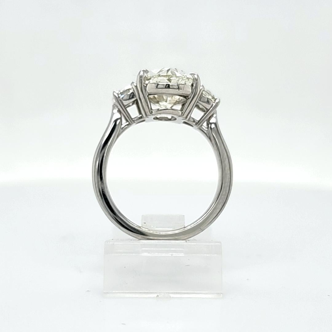 Louis Newman & Co. GIA-zertifizierter dreisteiniger Ring mit 4,50 Karat ovalem Diamanten für Damen oder Herren im Angebot