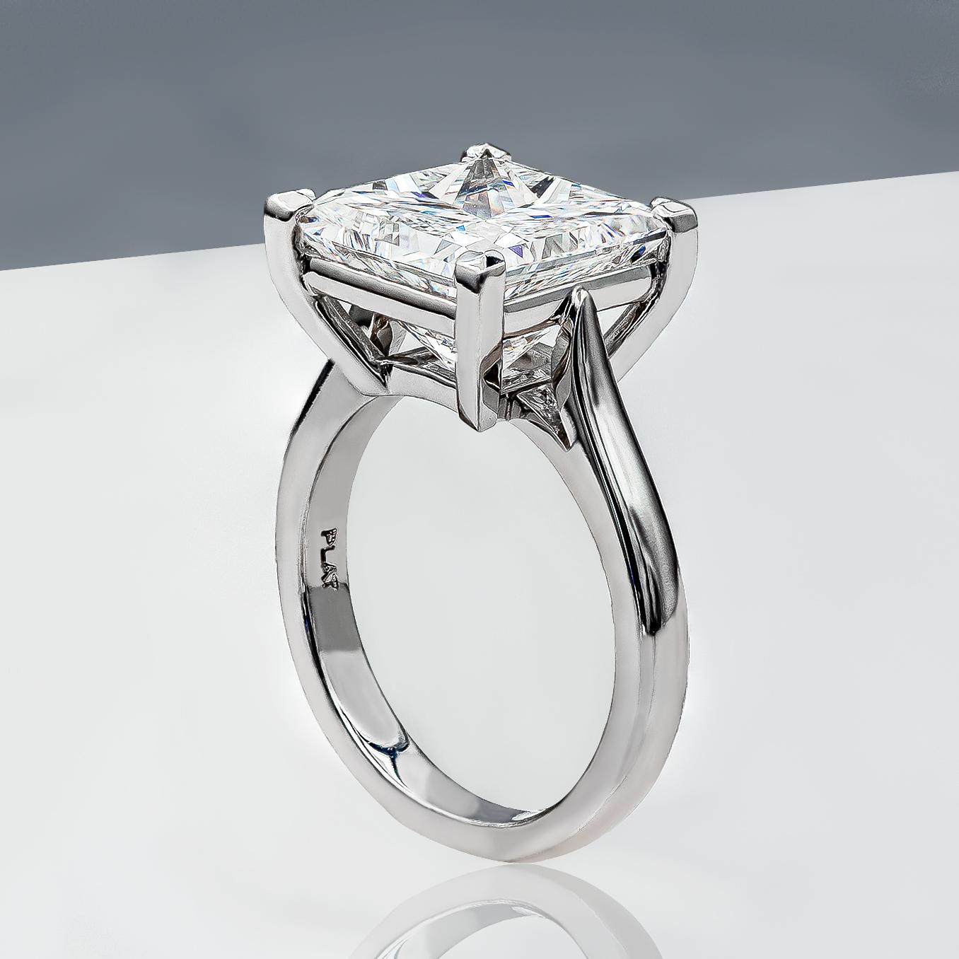 Contemporain Bague de fiançailles en platine avec diamant de taille princesse de 4.50 carats certifiée par le GIA en vente