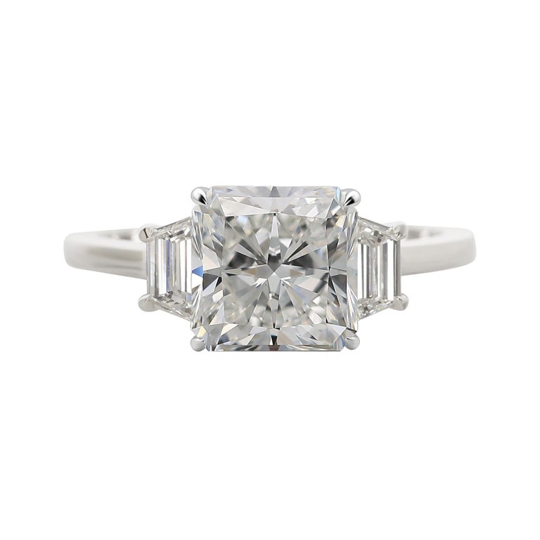 Gorgeous ring with a GIA diamond, square radiant cut, 4 carat

A magnificent excellent stone accompanied by two side stones which make this item a very elegant and modern ring.
The mounting is made in white gold.

This item can be customized on