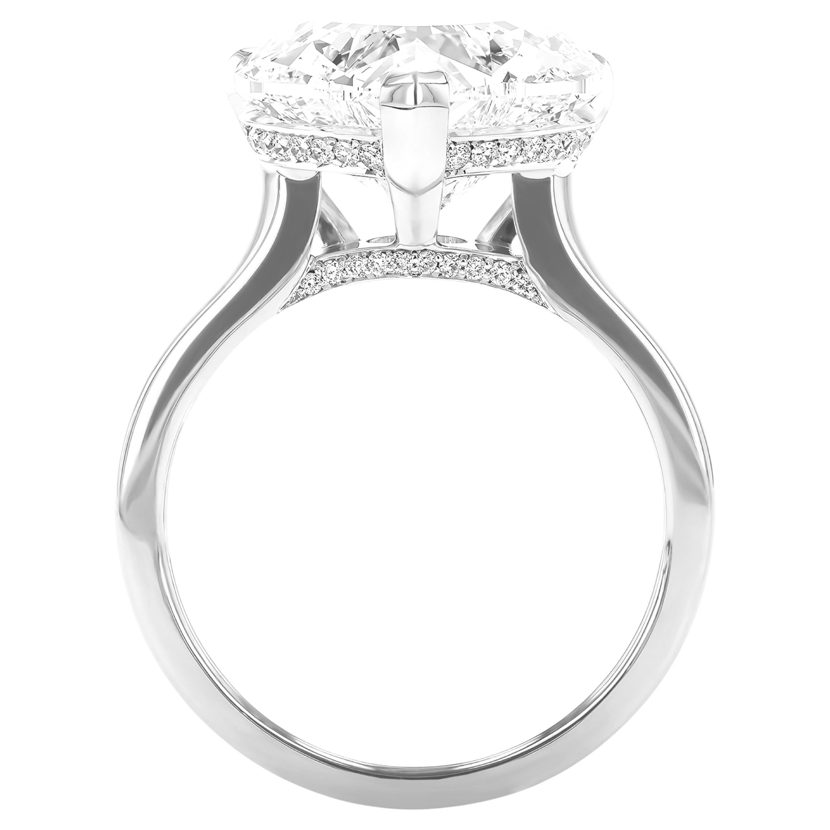Este impresionante anillo de diamantes en forma de corazón de 4,50 quilates es una pieza rara y romántica, certificada por el GIA y engastada en lujoso platino. Con un color y una claridad de primer nivel, este diamante deslumbra con un brillo y una