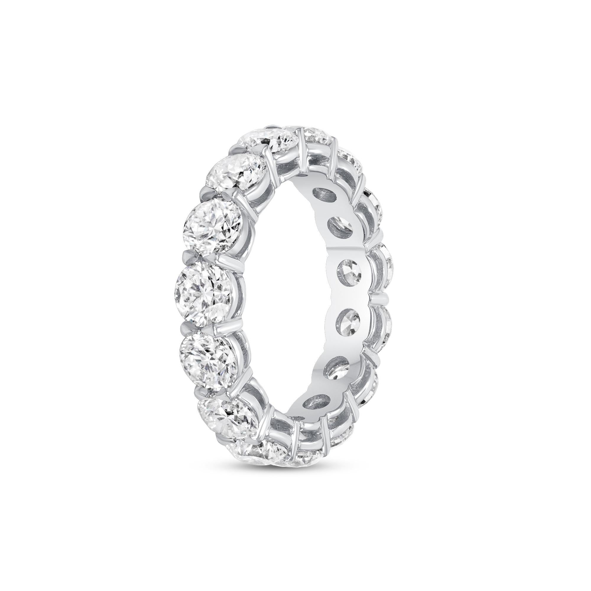 Fascia per l'eternità con diamanti tondi e brillanti in platino. Questa raffinata fascia per l'eternità ha quindici diamanti rotondi certificati GIA di colore D, purezza IF per un peso totale di 4,51 carati.

