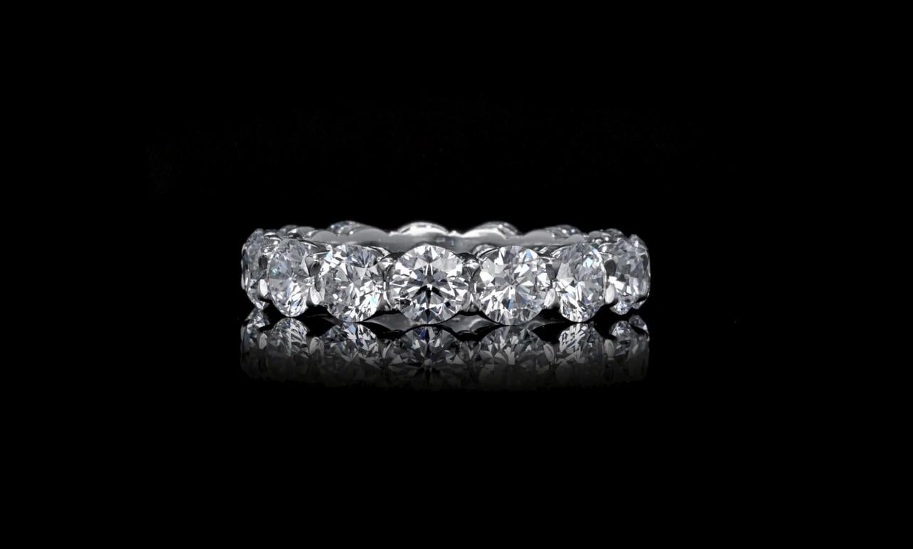 Taglio rotondo Certificato GIA 4,51 CTW. Fascia per l'eternità con diamanti tondi e brillanti in platino in vendita