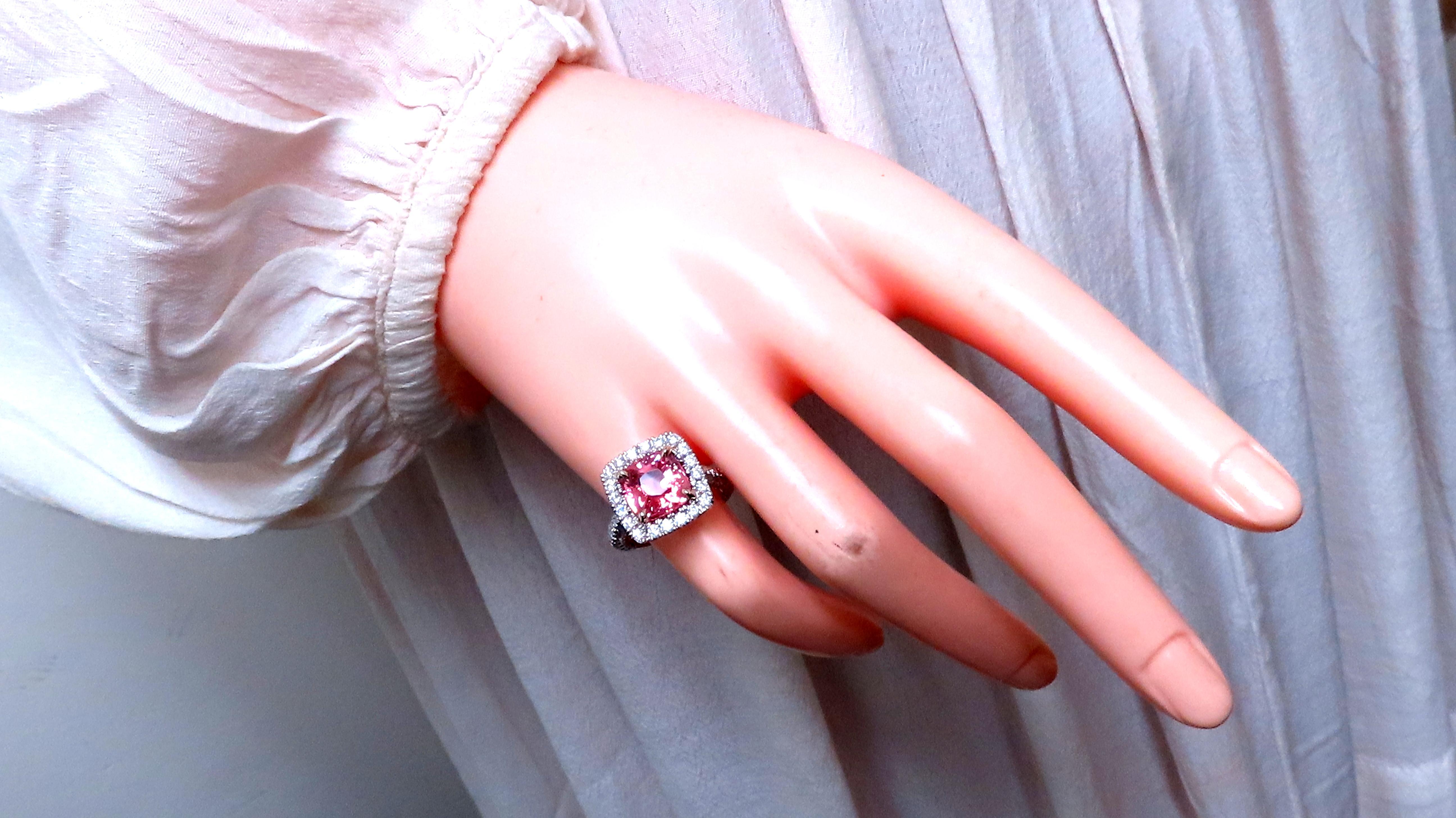 GIA Certificado 4.51ct Diamantes Naturales Padparadscha Anillo Oro 18kt Mod Halo 12625 en Bueno Estado en New York, NY