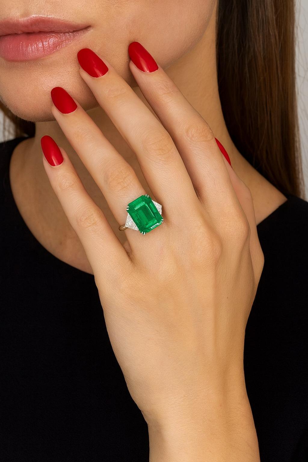 Moderne Bague en platine certifiée GIA de 4,52 carats d'émeraude colombienne et de diamant en vente