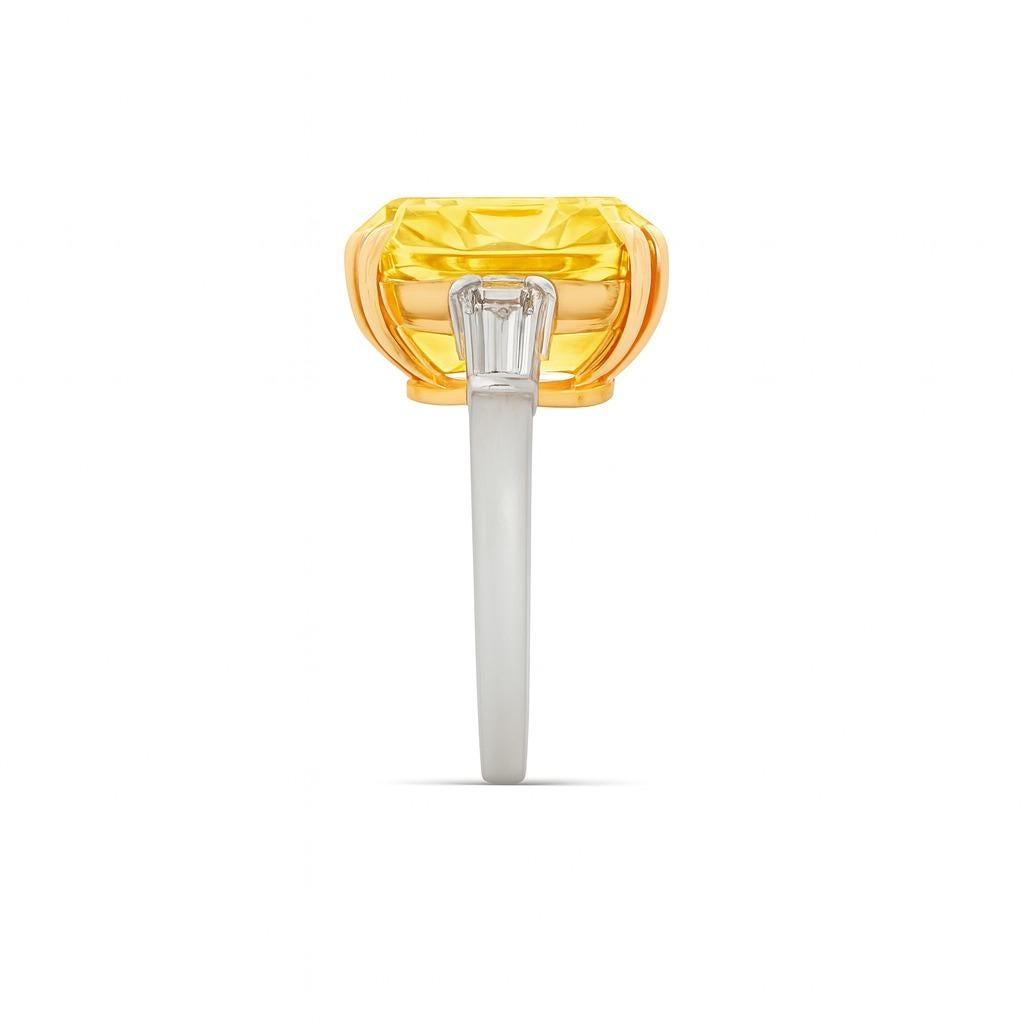 Bague baguette fuselée en platine et or jaune 18 carats certifiée GIA de 4,52 carats de diamant jaune intense fantaisie

Description :
Un magnifique diamant certifié GIA de 4,52 carats de couleur naturelle jaune intense constitue la pièce maîtresse
