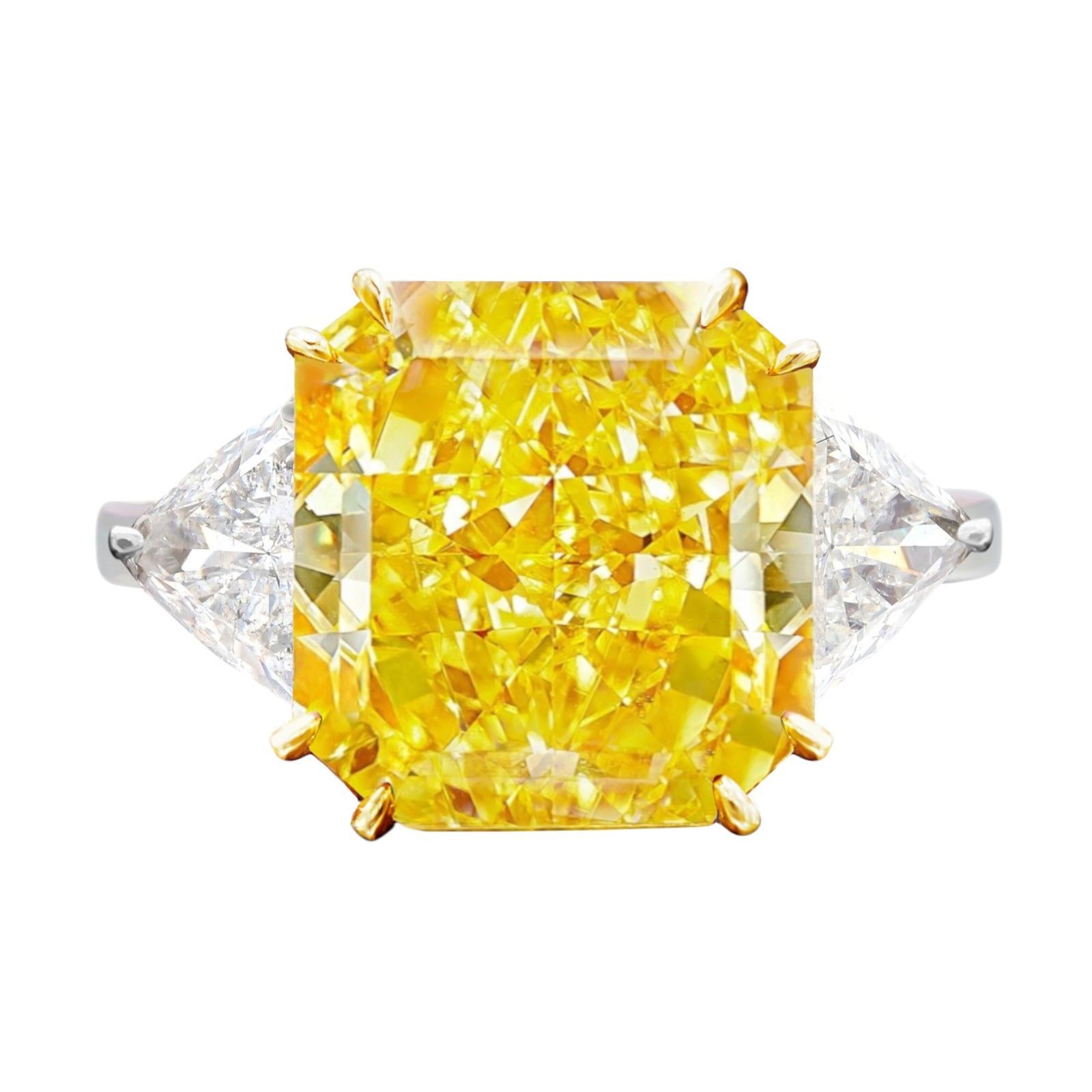 Questo sorprendente anello di fidanzamento con tre pietre presenta un diamante a taglio radiante da 4,52 carati incastonato in un raffinato design bicolore. Realizzata in oro bianco 18 carati con la parte superiore in oro giallo 18 carati,