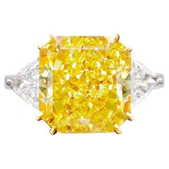 Anello con diamante giallo intenso di 4.52 carati con taglio radiante certificato GIA