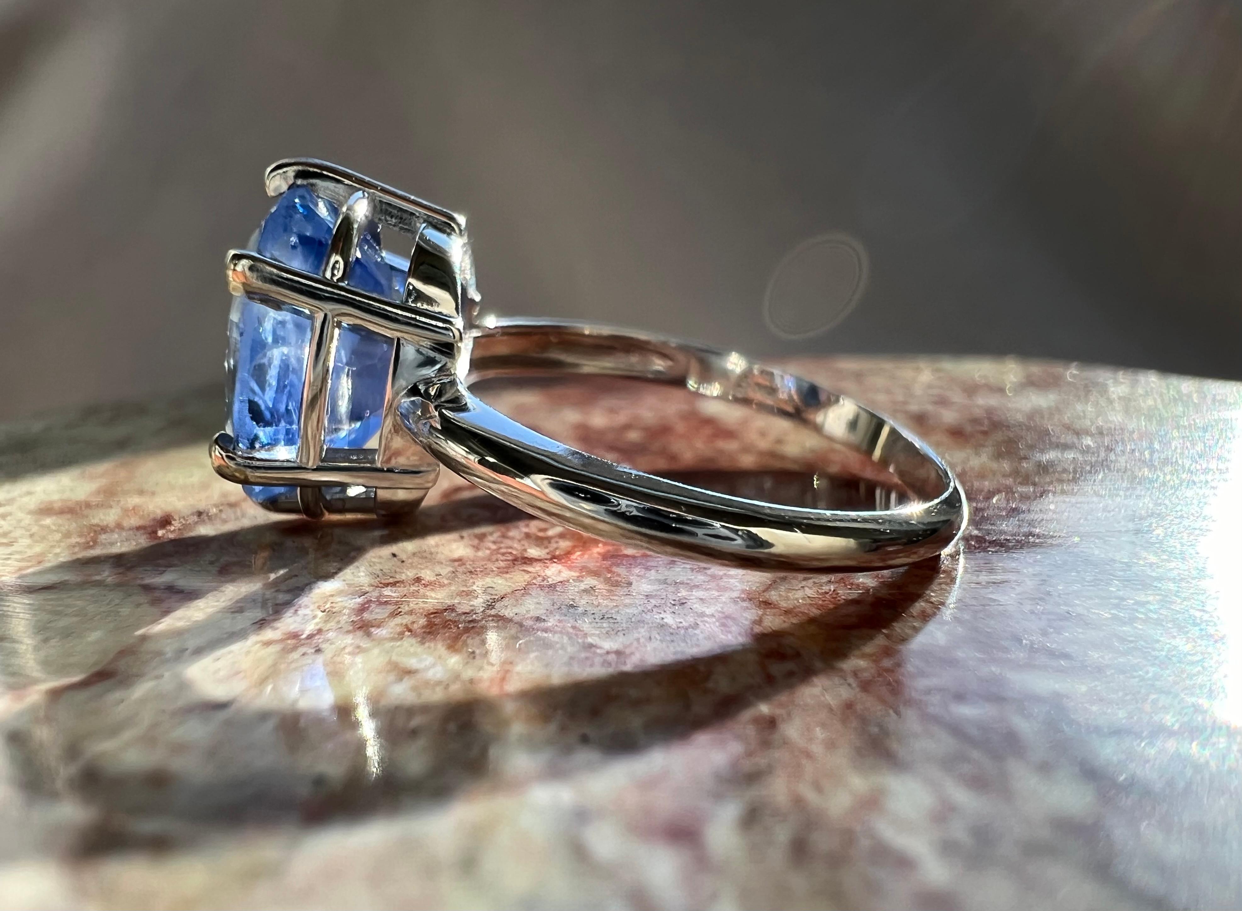Questo è uno splendido anello con zaffiro e oro bianco 14k. La pietra è certificata GIA come proveniente dallo Sri Lanka (Ceylon) e non è trattata termicamente. Lo Sri Lanka è una delle regioni più ambite per gli zaffiri blu e per questo motivo ha