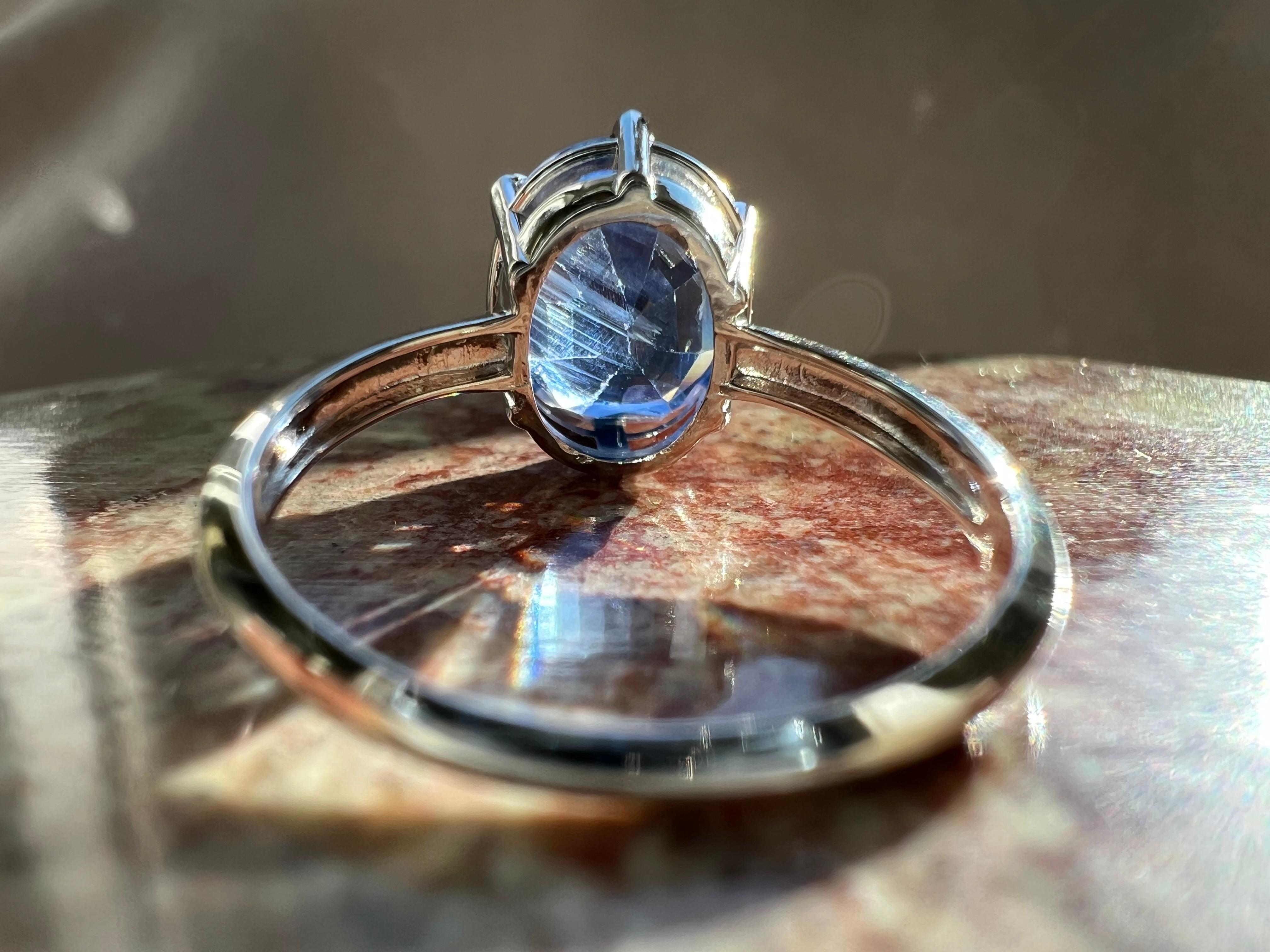 Taglio ovale Anello in oro 14k con zaffiro blu di Ceylon certificato GIA da 4,52 carati in vendita