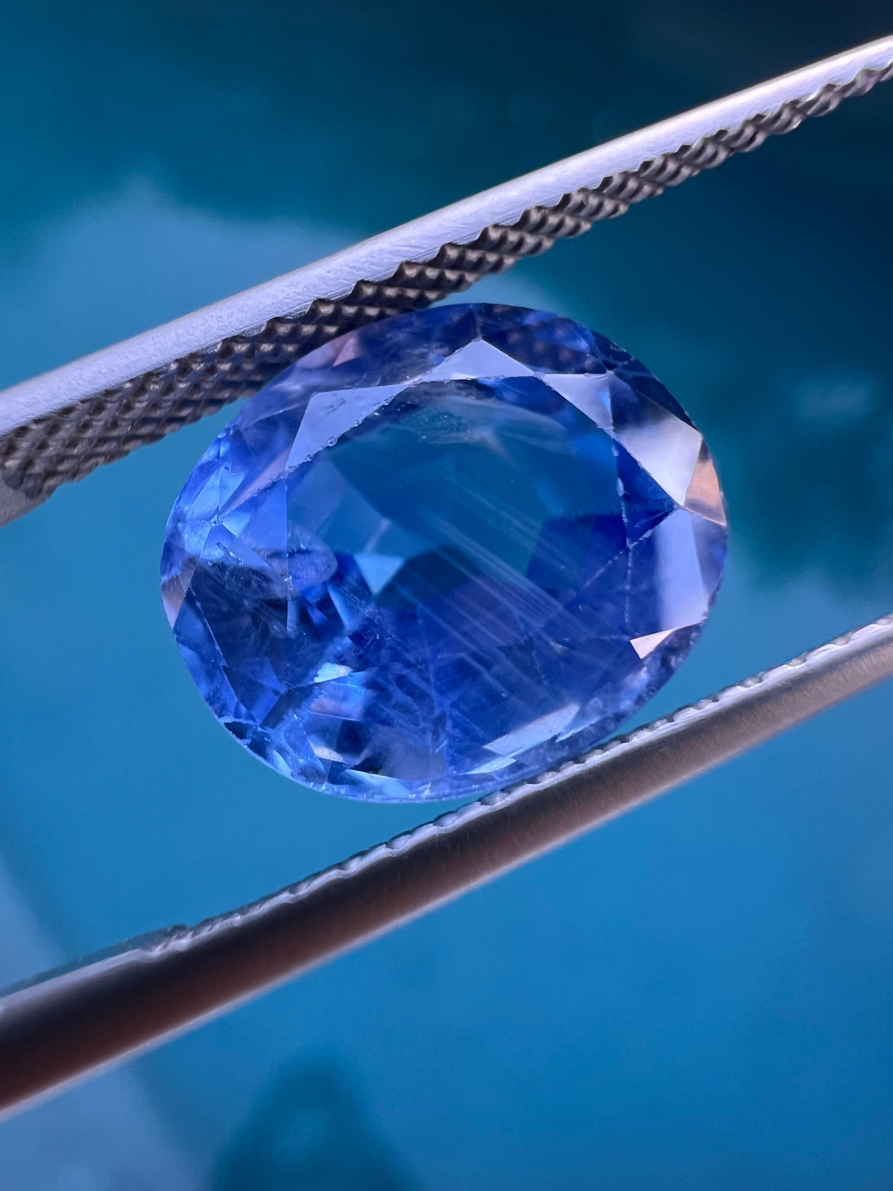 New into Vuceta Diamonds is this stunning 4.52ct blue sapphire. The stone is GIA certified as being from Sri Lanka (Ceylon) and is not heat-treated. Sri Lanka is one of the most desirable regions for blue sapphires, and because of this, it commands