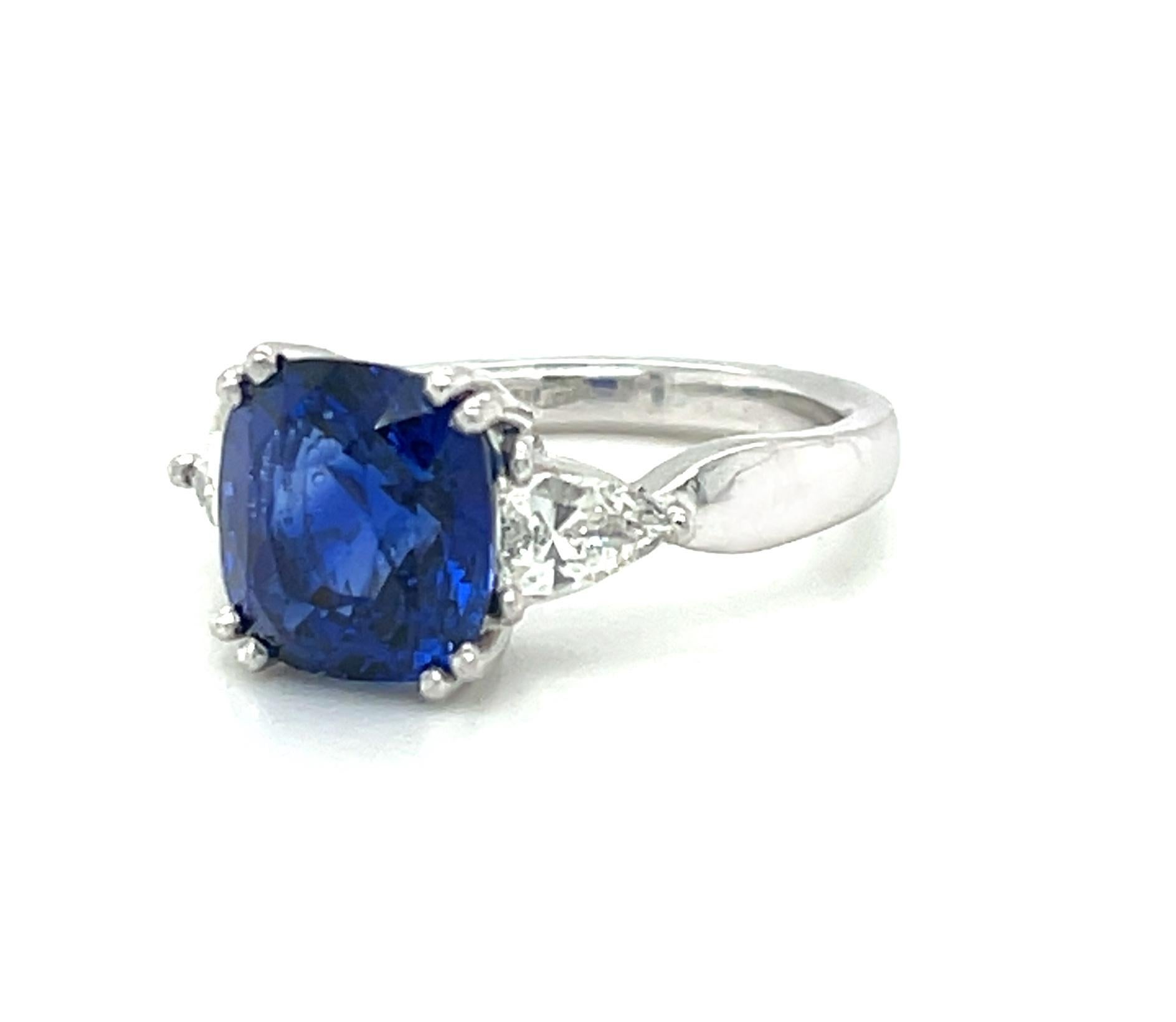Bague de fiançailles en platine avec saphir bleu de 4,53 carats et diamants certifiés GIA  en vente 2