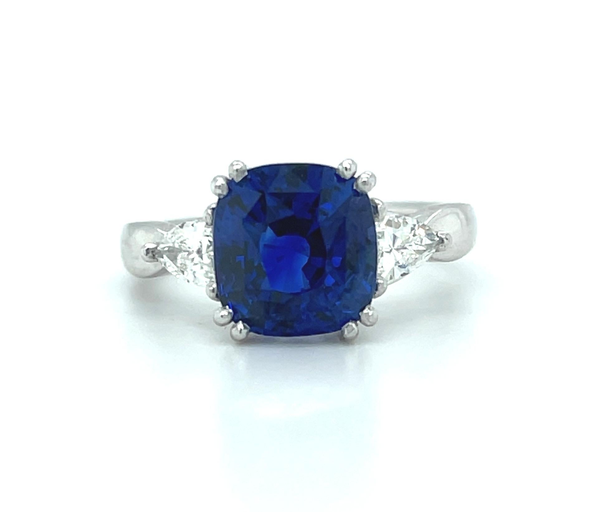 Bague de fiançailles en platine avec saphir bleu de 4,53 carats et diamants certifiés GIA  en vente 3
