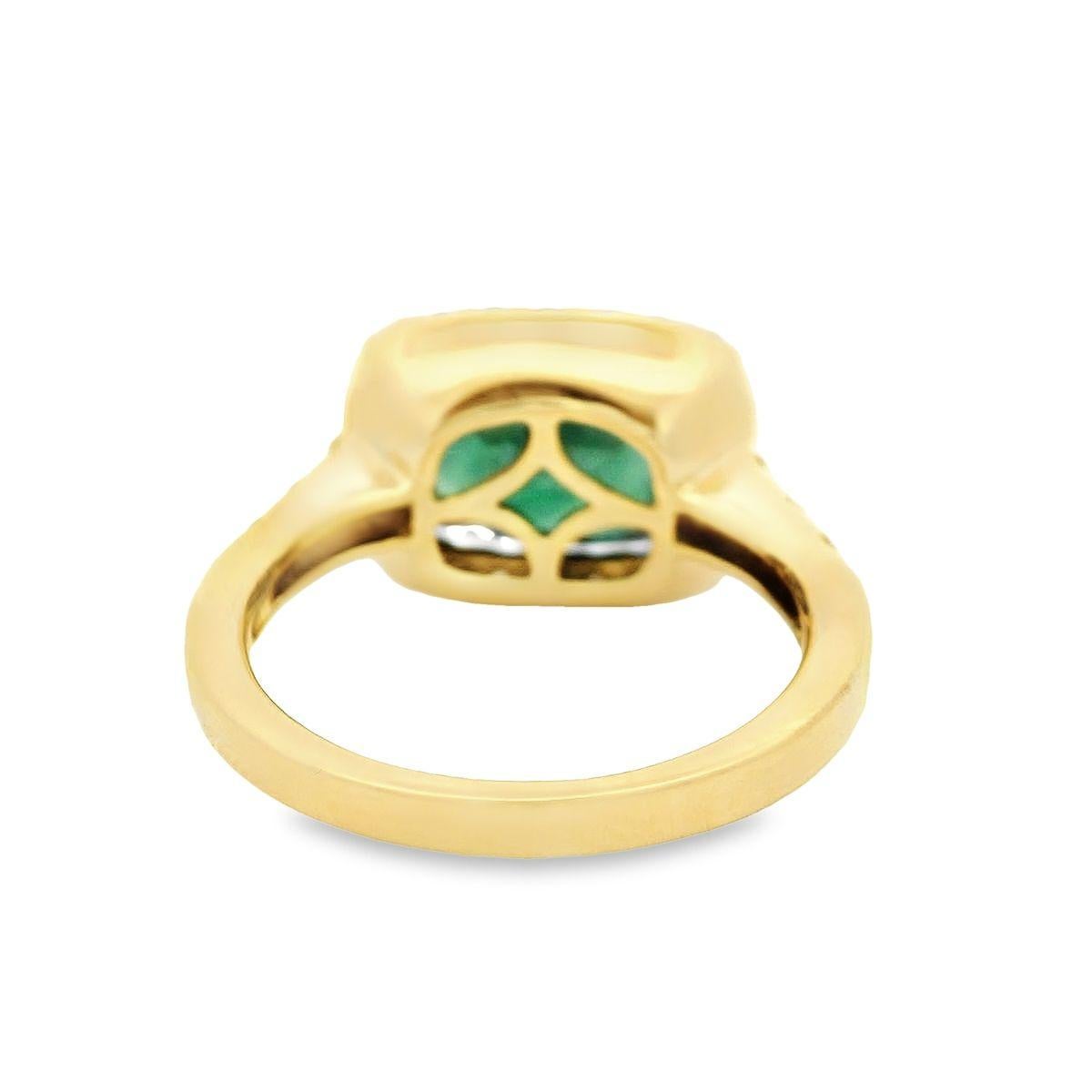 Bague en or jaune 18 carats certifiée GIA de 4,53 ct de saphir vert en forme de coussin et pavé de diamants  en vente 5