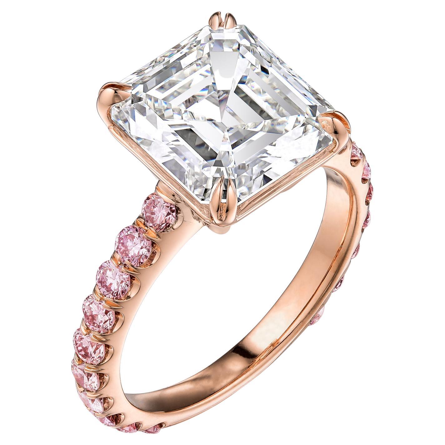 Anello di fidanzamento con diamante incastonato in oro rosa 14K con certificato GIA, n. 2131165653. I dettagli sono: Pietra centrale: 4,54 carati / J VS2 Asscher / diamante quadrato taglio smeraldo con diamanti rosa chiaro a 3/4 del gambo.