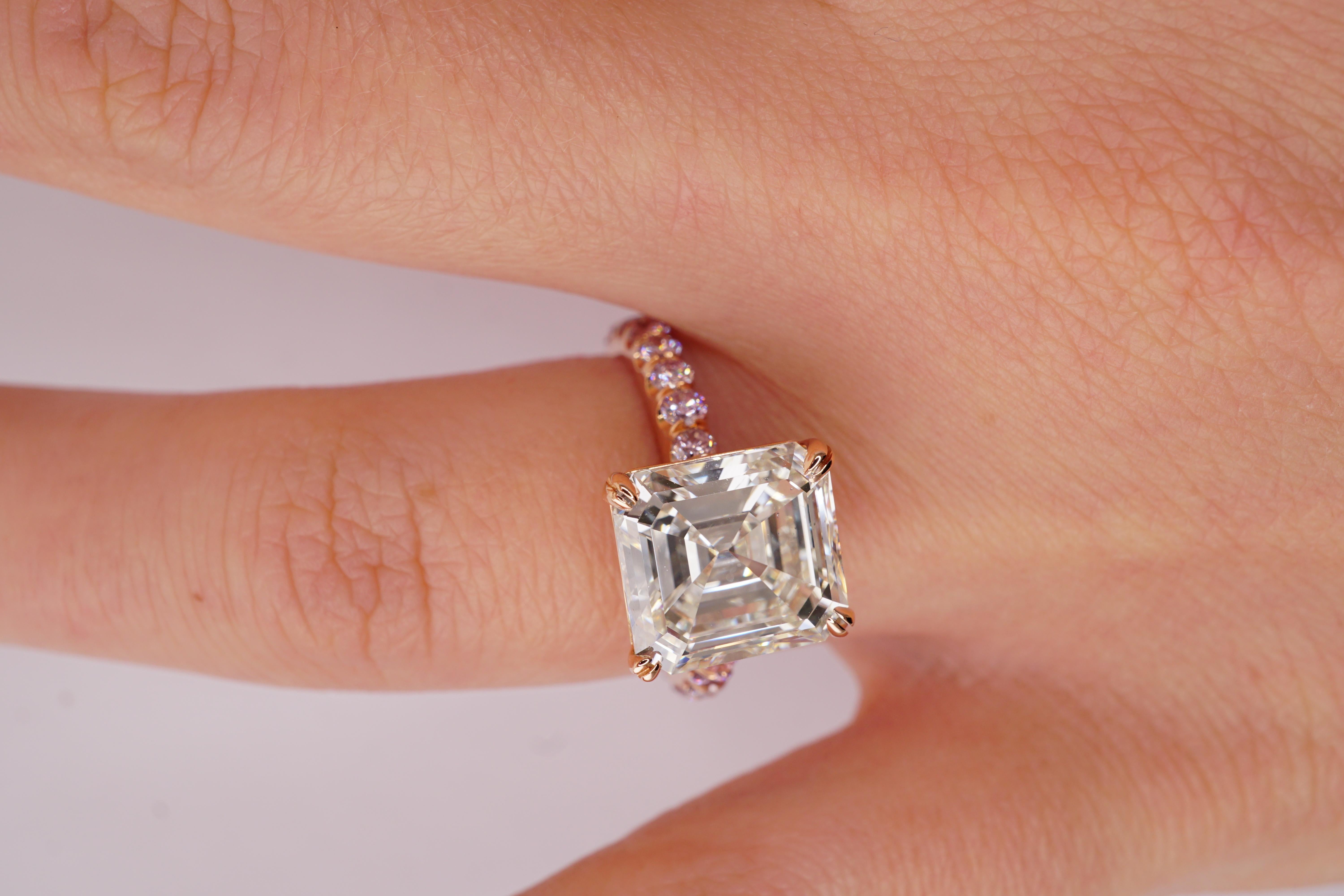 Bague de fianailles en diamants roses naturels de taille Asscher de 4,54 carats certifis par le GIA Neuf - En vente à New York, NY