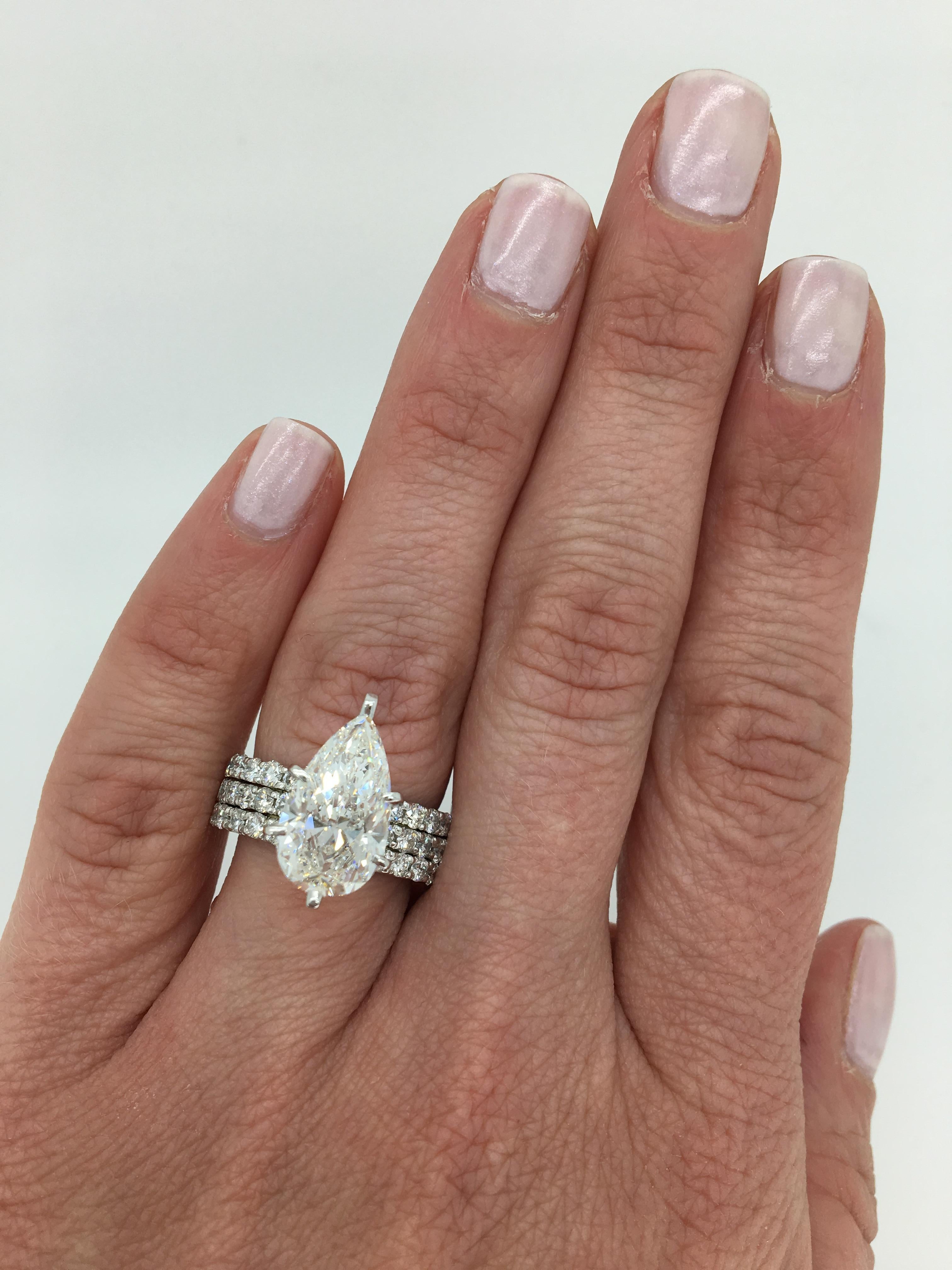 Anello con diamante taglio pera certificato GIA da 3,53 carati con tre file di accenti taglio brillante rotondo, realizzato in platino.

Certificazione GIA n. 2266769394
Peso in carati del diamante centrale: 3.53CT
Taglio del diamante centrale: