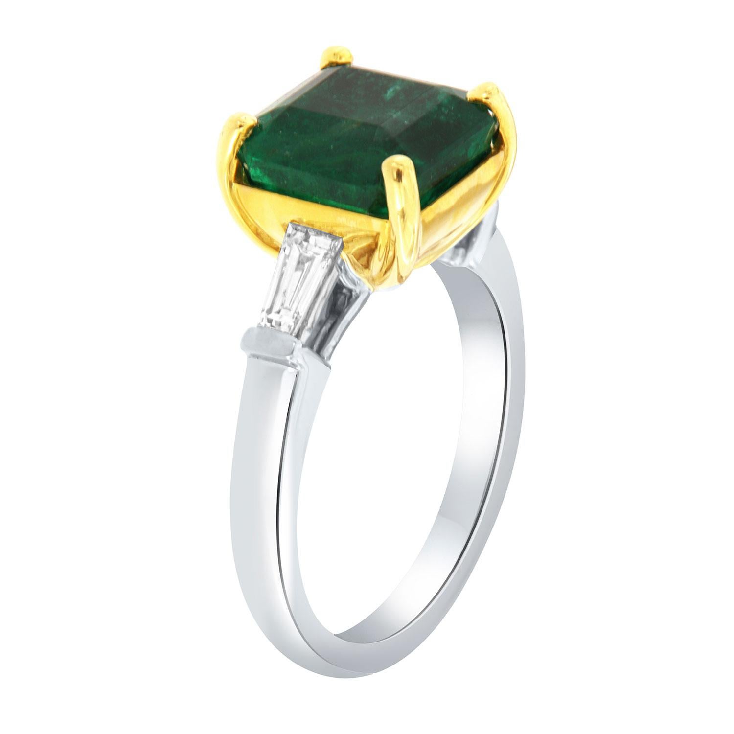 Dieser klassische Ring aus Platin und 18 Karat Gelbgold verfügt über einen 4,55 Karat Asscher-Schliff geformt lebendige grüne natürliche Smaragd flankiert von zwei (2) Baguette-förmigen Diamanten in einem Gesamtgewicht von 0,34 Karat auf einem 2,8
