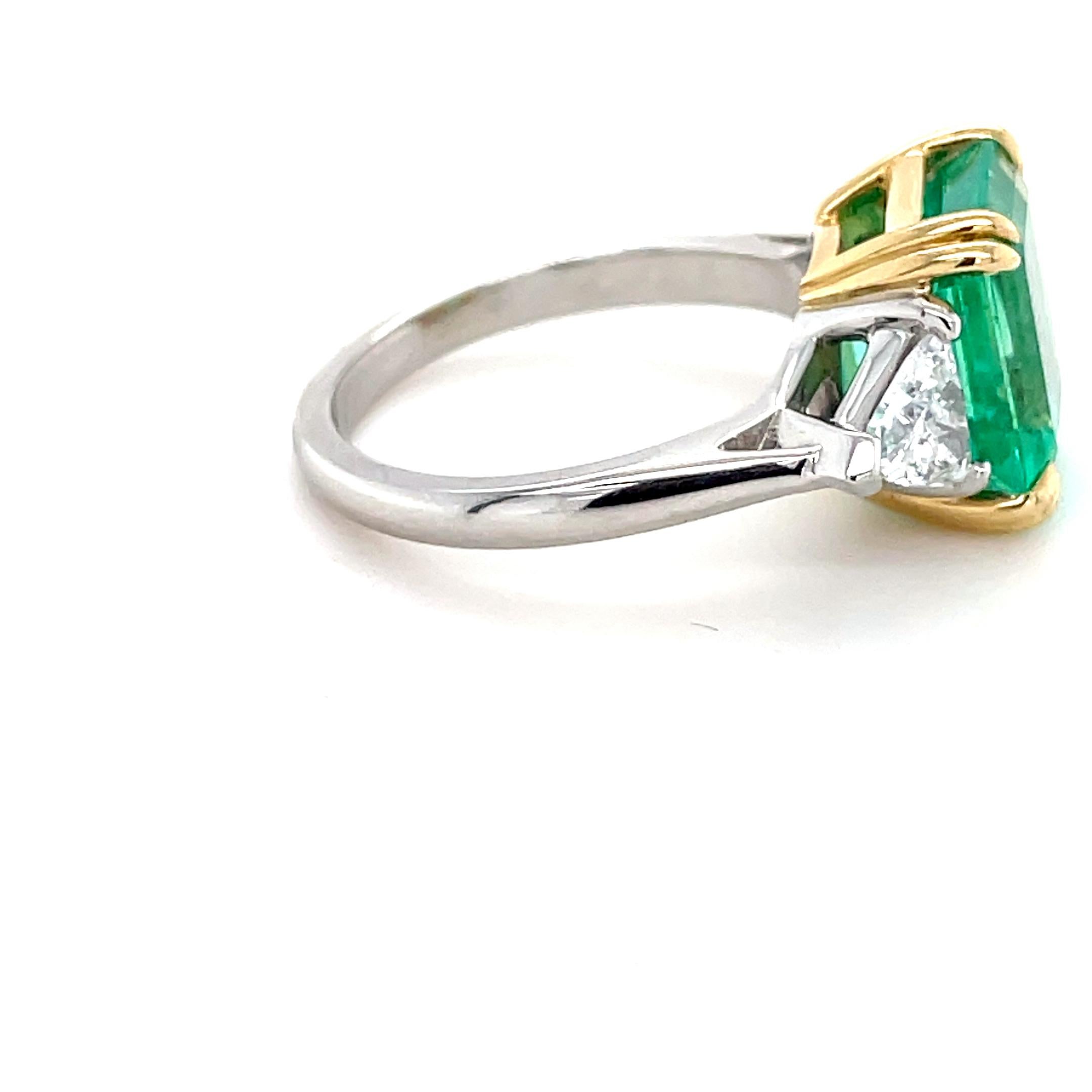 Anillo de Diamantes y Esmeralda Colombiana de 4.56 Quilates Certificado GIA Contemporáneo en venta