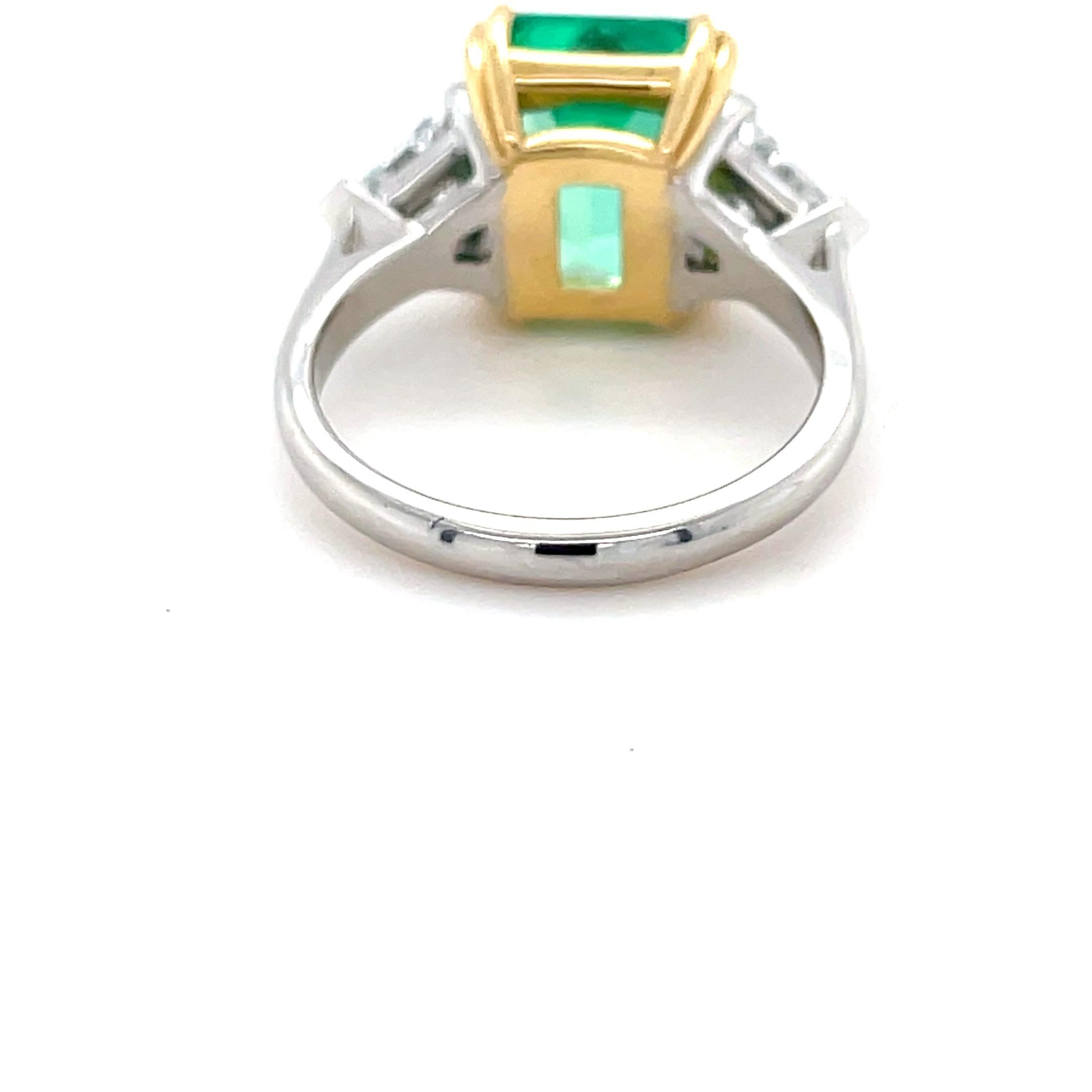 Anillo de Diamantes y Esmeralda Colombiana de 4.56 Quilates Certificado GIA Corte esmeralda en venta