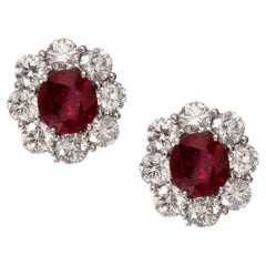 Boucles d'oreilles halo certifiées GIA de 4,56 carats de rubis et de diamants ronds