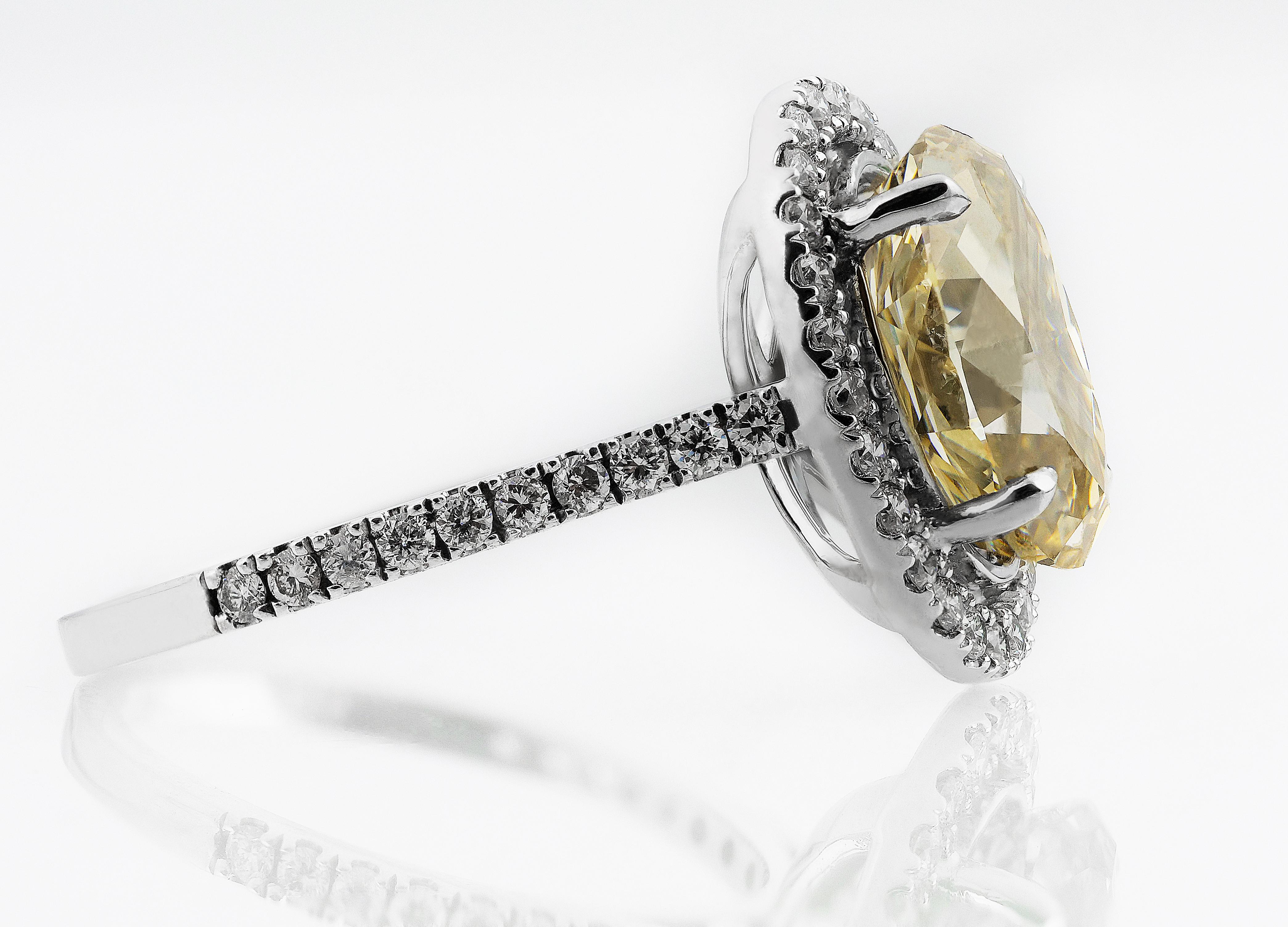 Moderno Anello con diamante ovale grande di colore bruno-verdastro-giallo certificato GIA in vendita