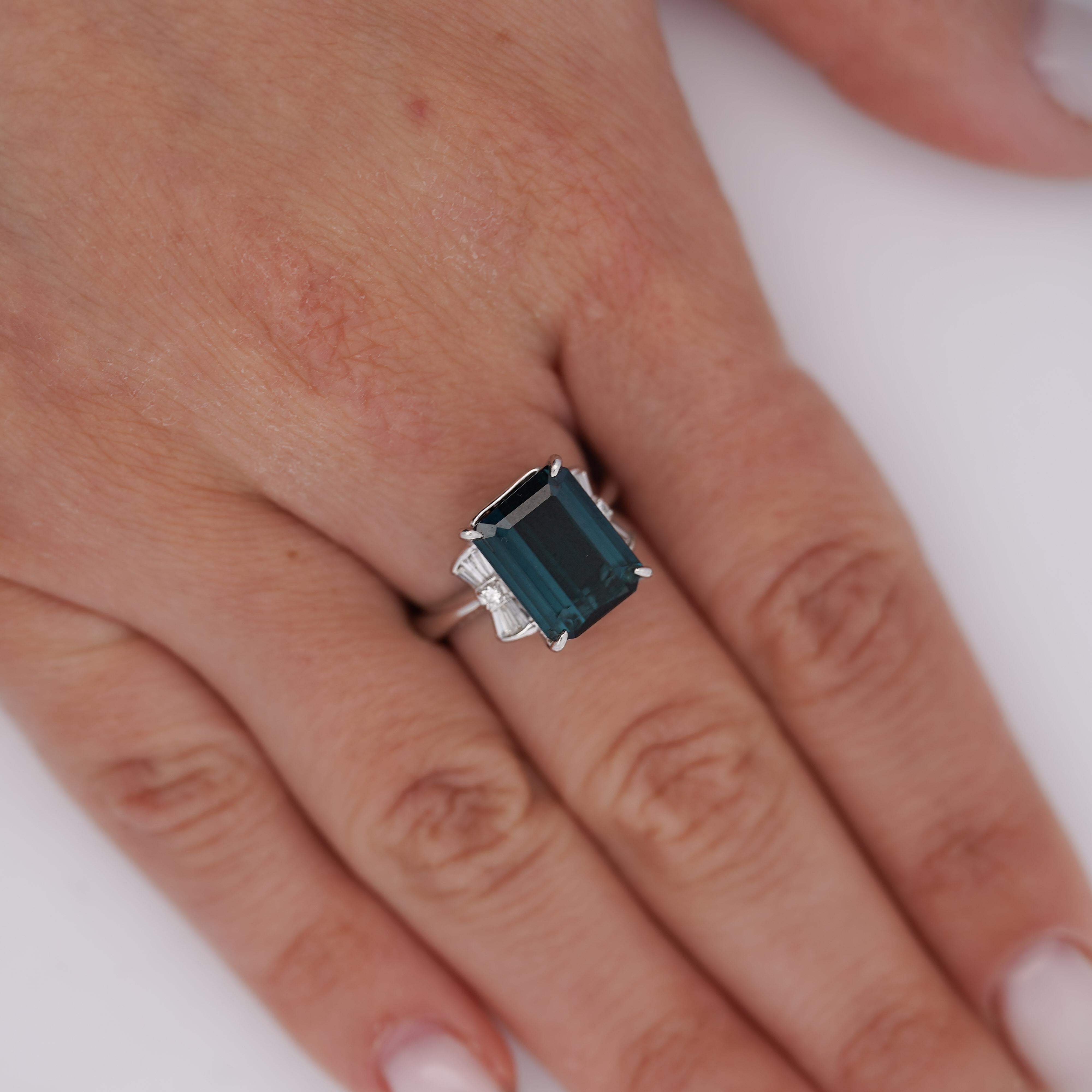 GIA-zertifizierter Ring mit indicolithischem Turmalin und Diamanten mit Fliegendem Motiv aus Platin mit 4,58 Karat blauem Turmalin im Smaragdschliff und Baguette- und runden Diamanten mit insgesamt 0,23 Karat. Größe 6, verstellbar, wiegt 8,36 Gramm