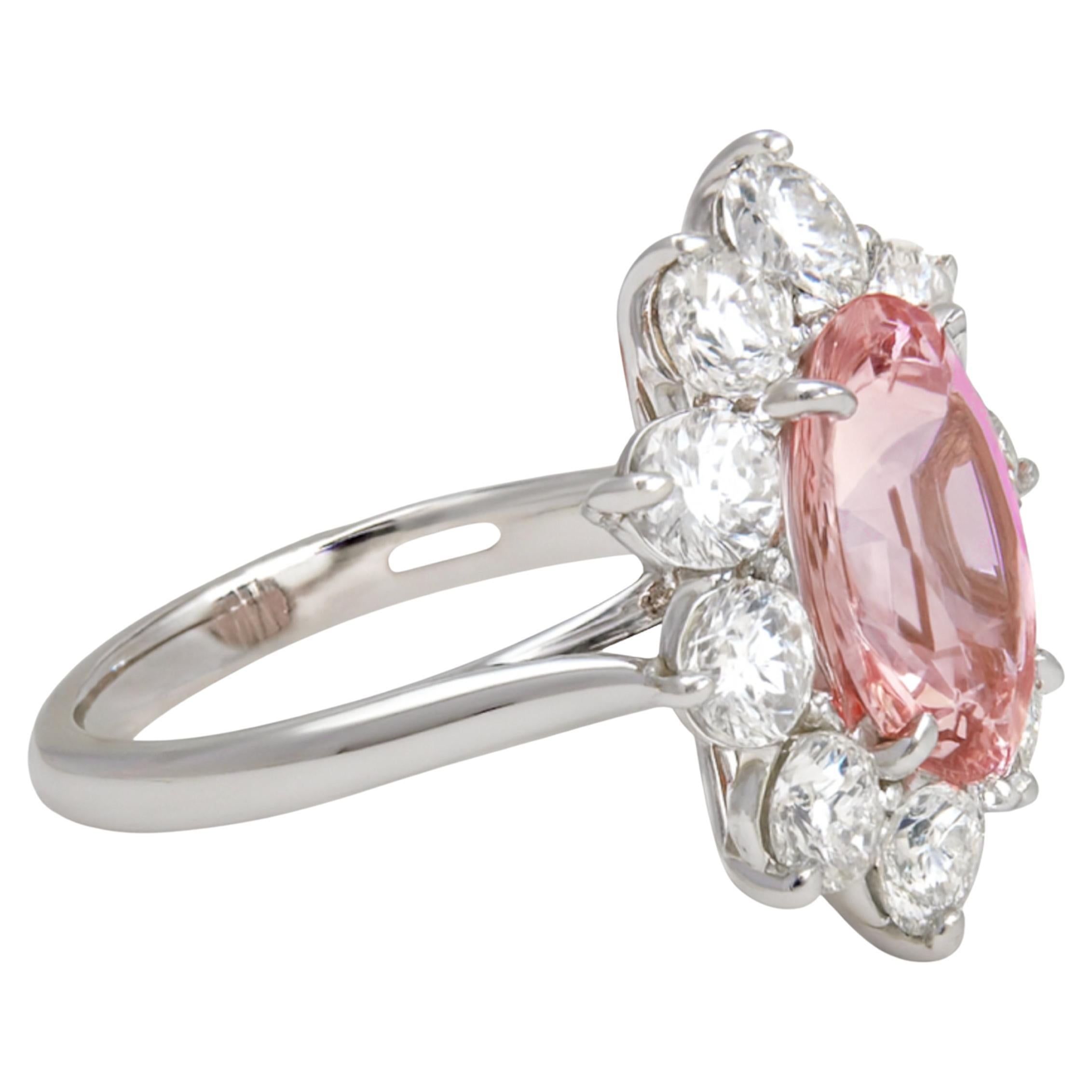 Este impresionante anillo incorpora un zafiro Padparadscha de 4,58 quilates certificado por la Gia, que muestra una cautivadora mezcla de tonos naranja y rosa realmente única. El impresionante zafiro de forma ovalada se complementa con exquisitos