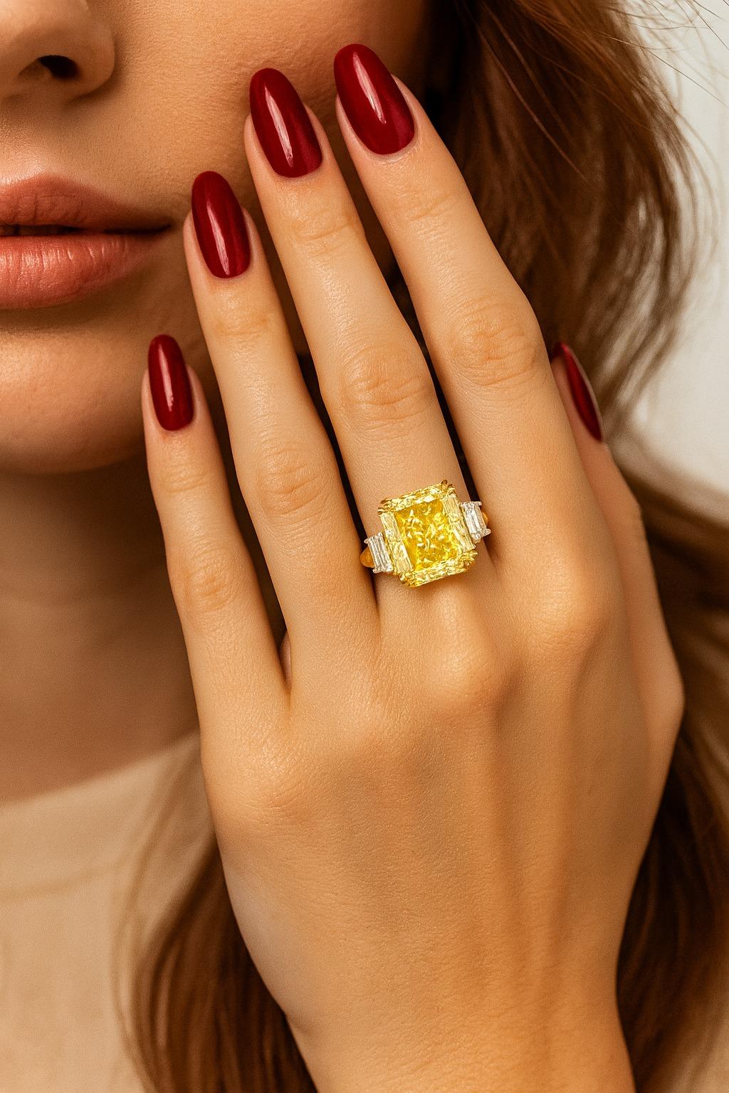 Contemporaneo Anello con diamante Fancy Yellow VS2 certificato GIA da 4,59 carati in oro giallo 18 carati in vendita