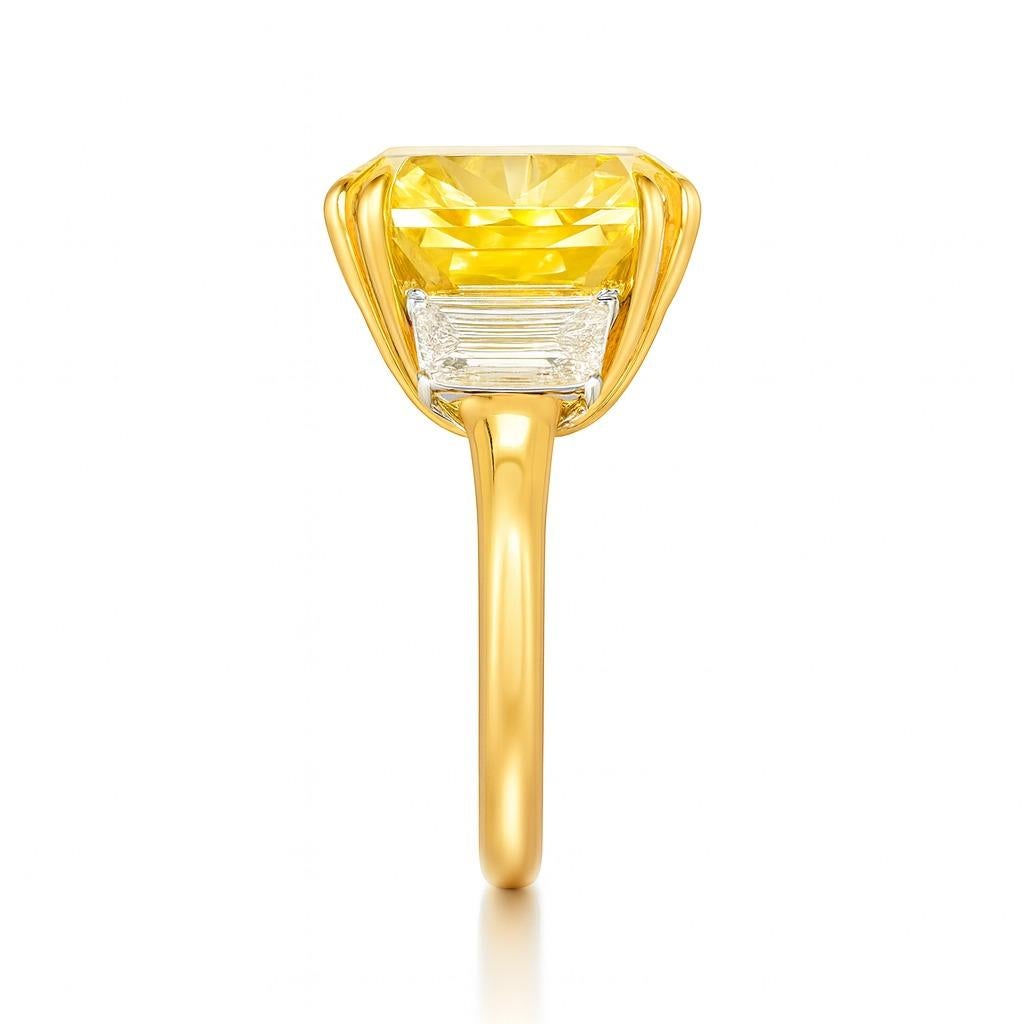 Taglio radiant Anello con diamante Fancy Yellow VS2 certificato GIA da 4,59 carati in oro giallo 18 carati in vendita