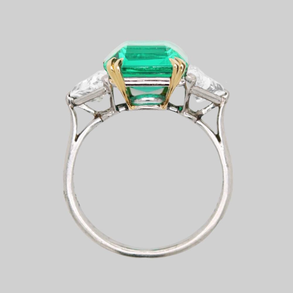 GIA-zertifizierter 4,59 Karat grüner Smaragd-Diamantring COLOMBIAN ORIGIN (Smaragdschliff) im Angebot